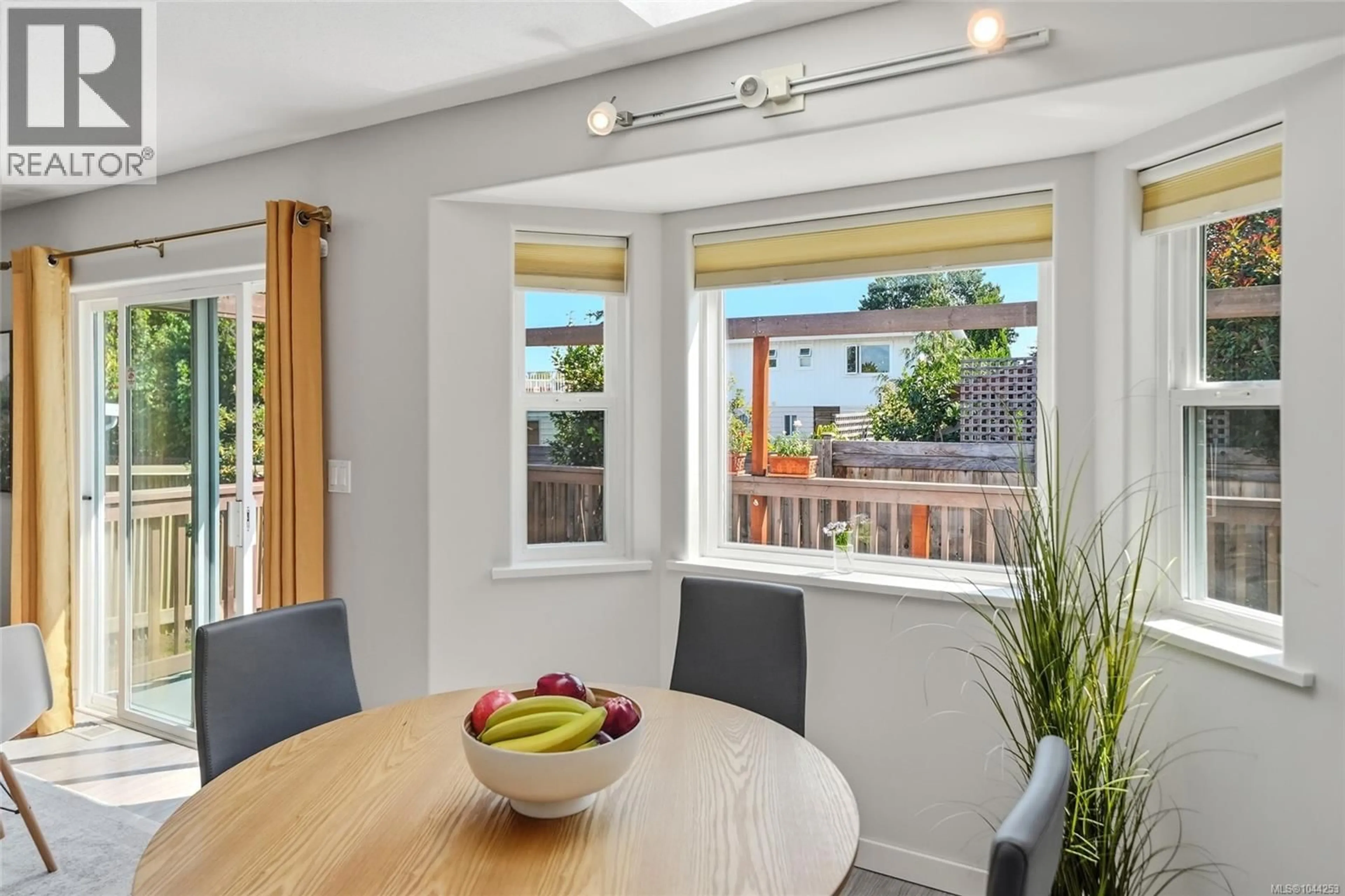 Dining room, wood/laminate floor for 85 MAGNOLIA DRIVE, Parksville British Columbia V9P2P6