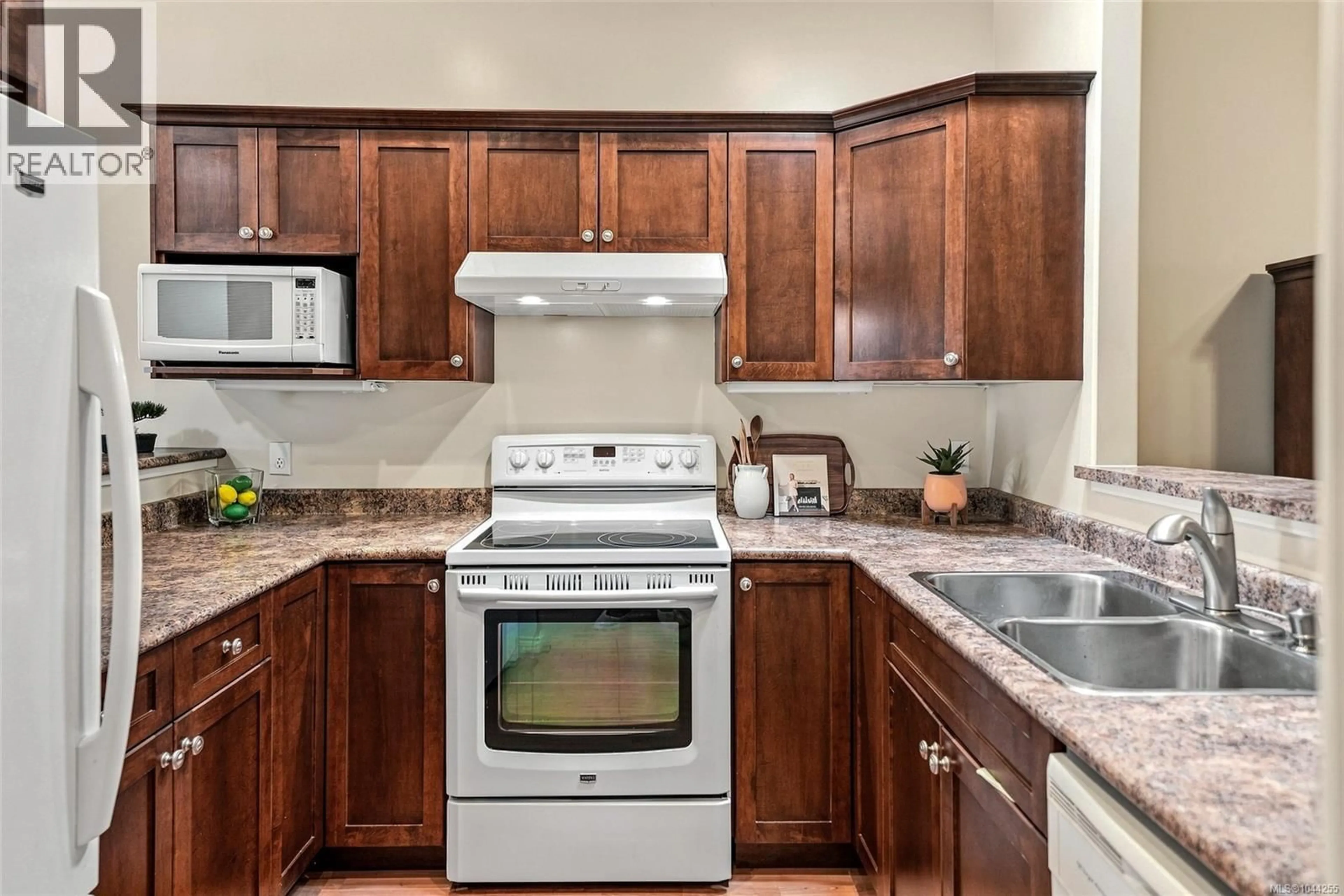 Standard kitchen, ceramic/tile floor for 17 - 631 BLENKIN AVENUE, Parksville British Columbia V9P2Z4