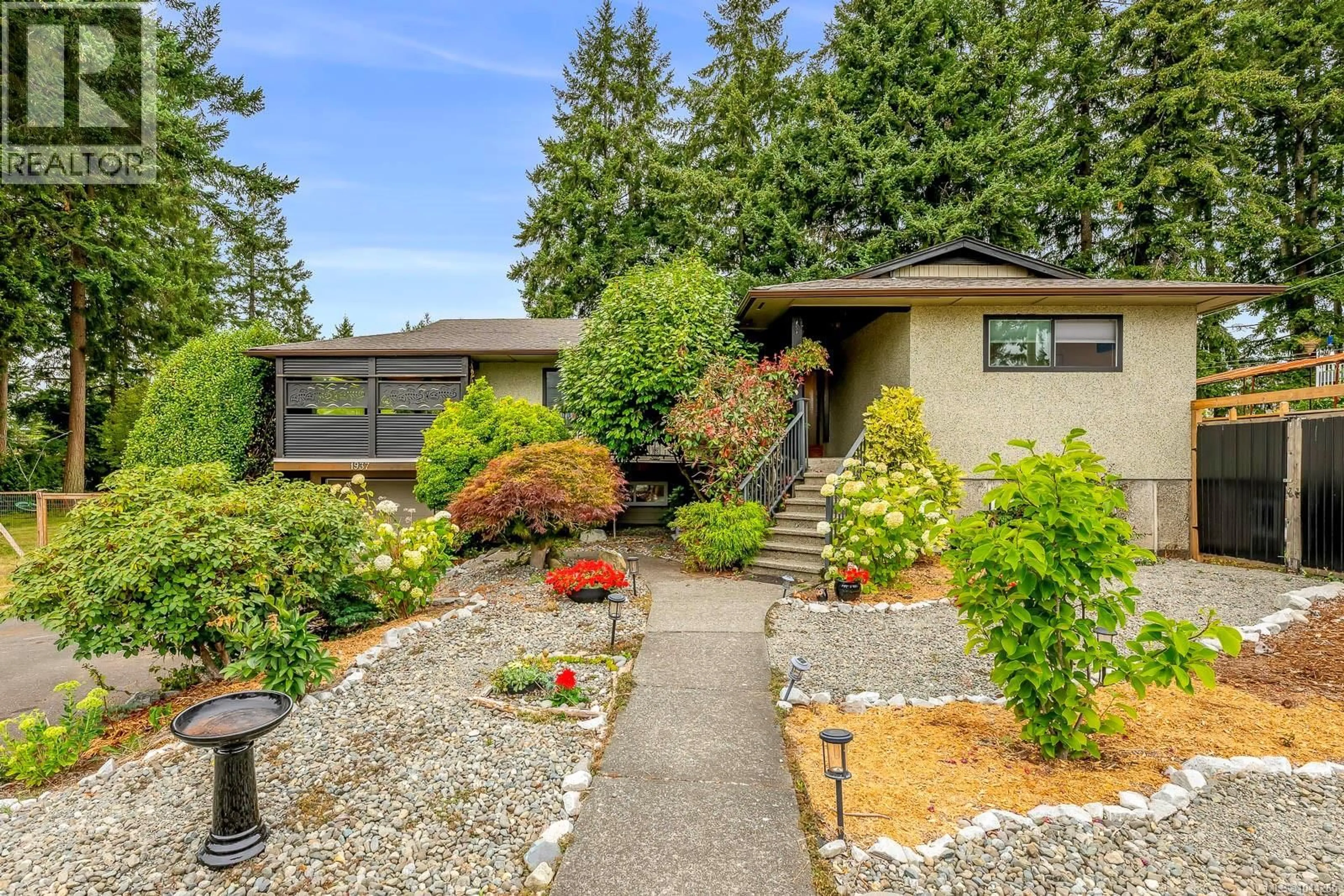 Home with vinyl exterior material, street for 1937 COUGAR CRESCENT, Comox British Columbia V9M2K4