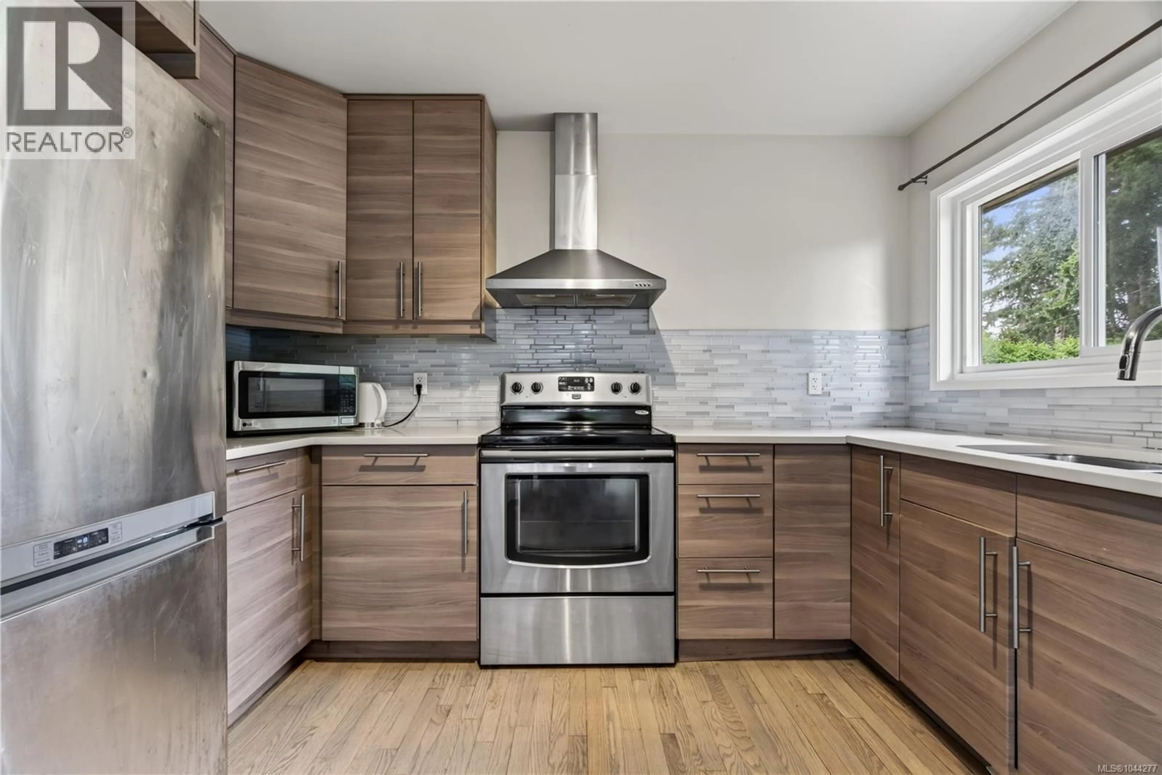 Standard kitchen, wood/laminate floor for 1819 DUNNETT CRESCENT, Saanich British Columbia V8N2P4