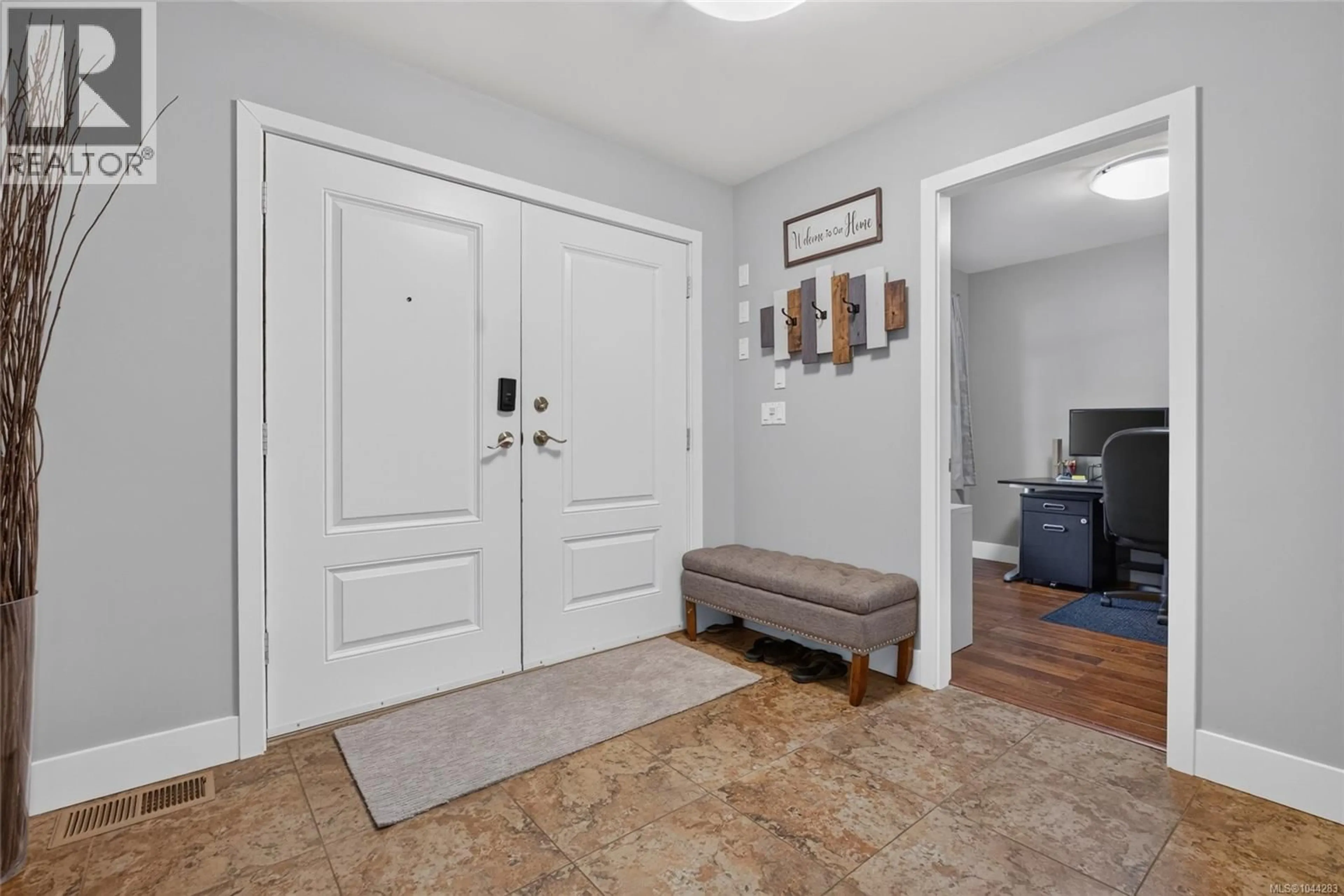 Indoor entryway for 538 EDGEWOOD DRIVE, Campbell River British Columbia V9W6S2