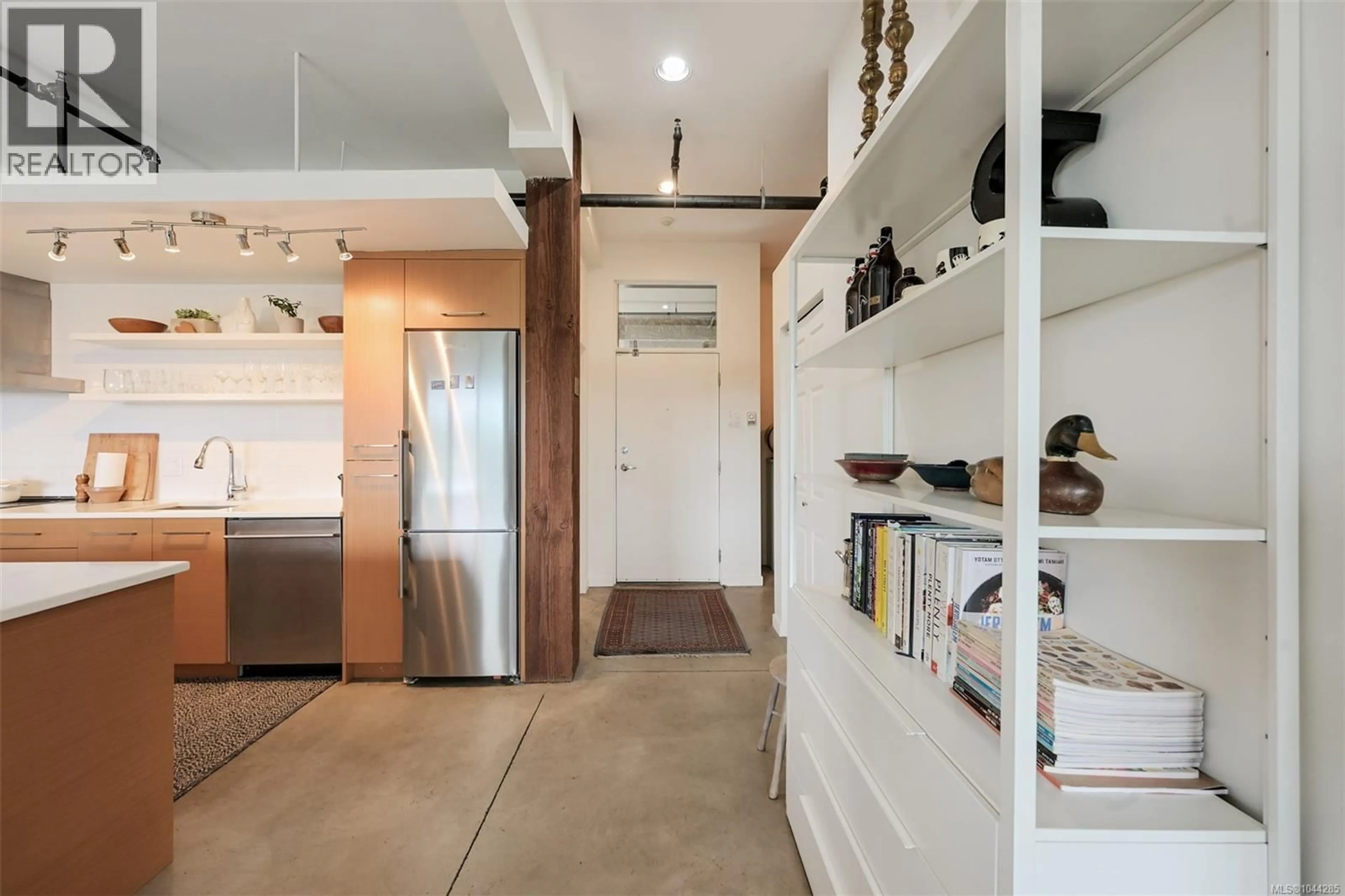 Indoor entryway for 303 - 455 SITKUM ROAD, Victoria British Columbia V9A7N9