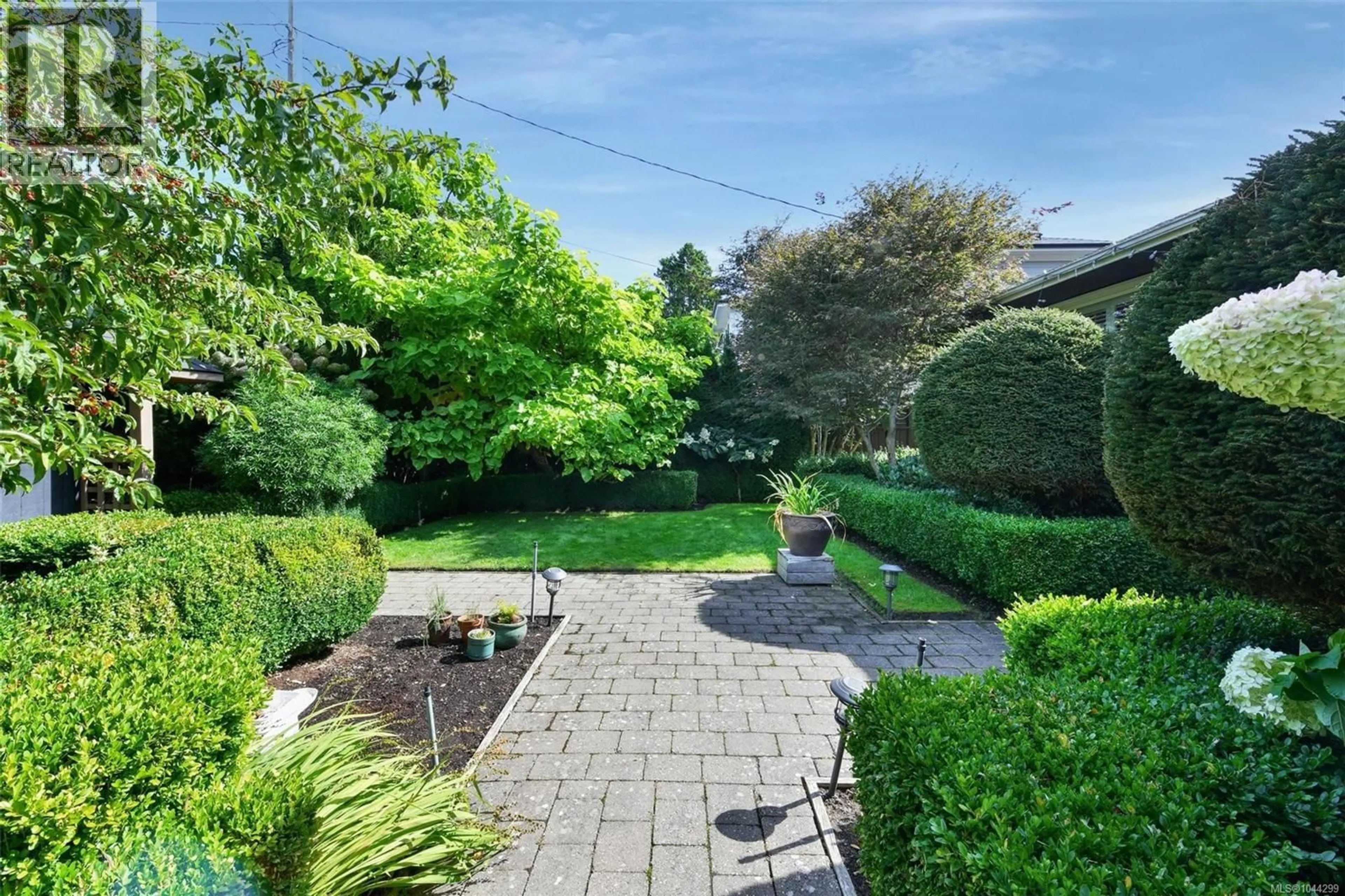 Patio, street for 2065 AVONDALE ROAD, Oak Bay British Columbia V8P1V5