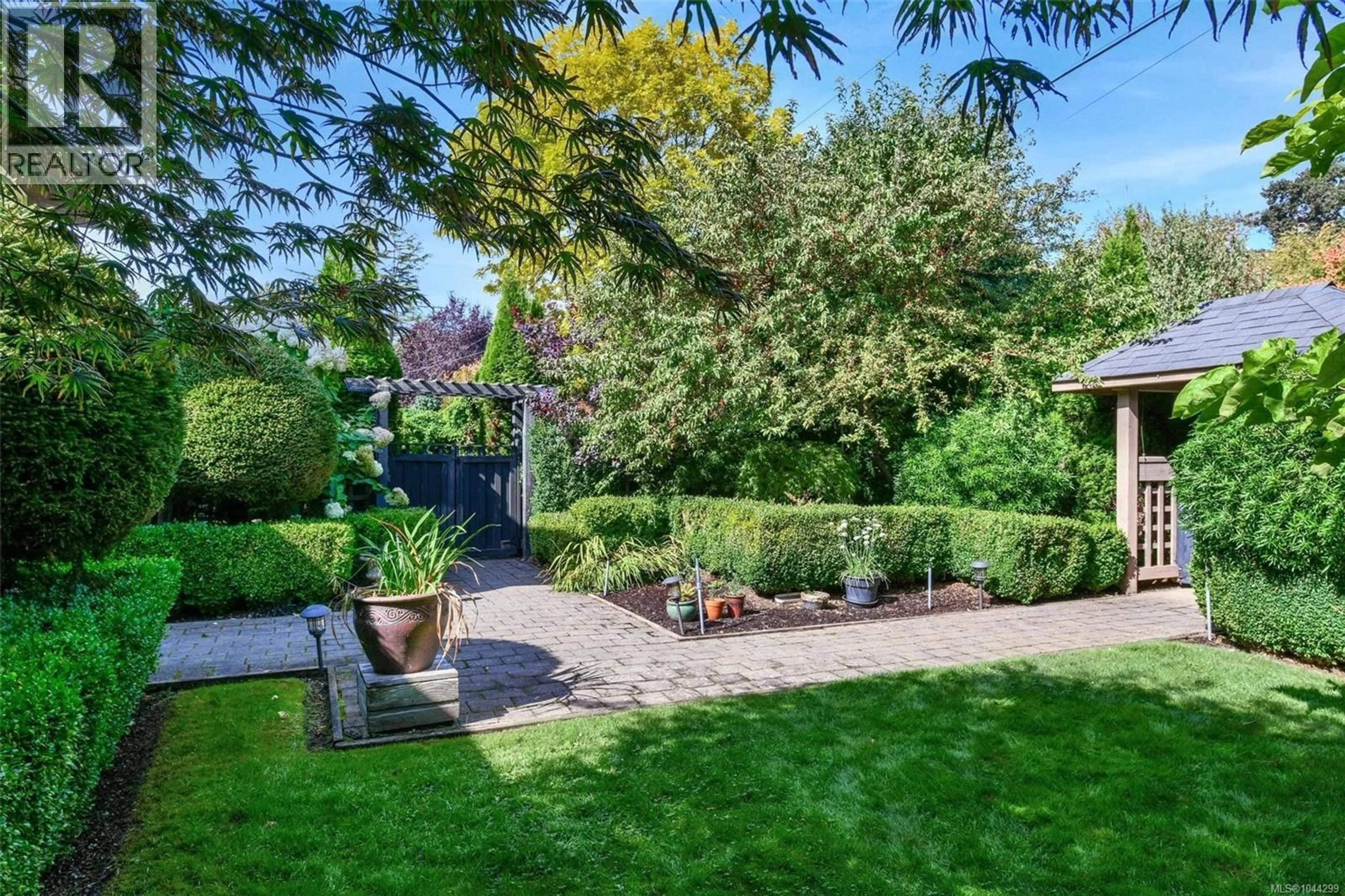Patio, street for 2065 AVONDALE ROAD, Oak Bay British Columbia V8P1V5