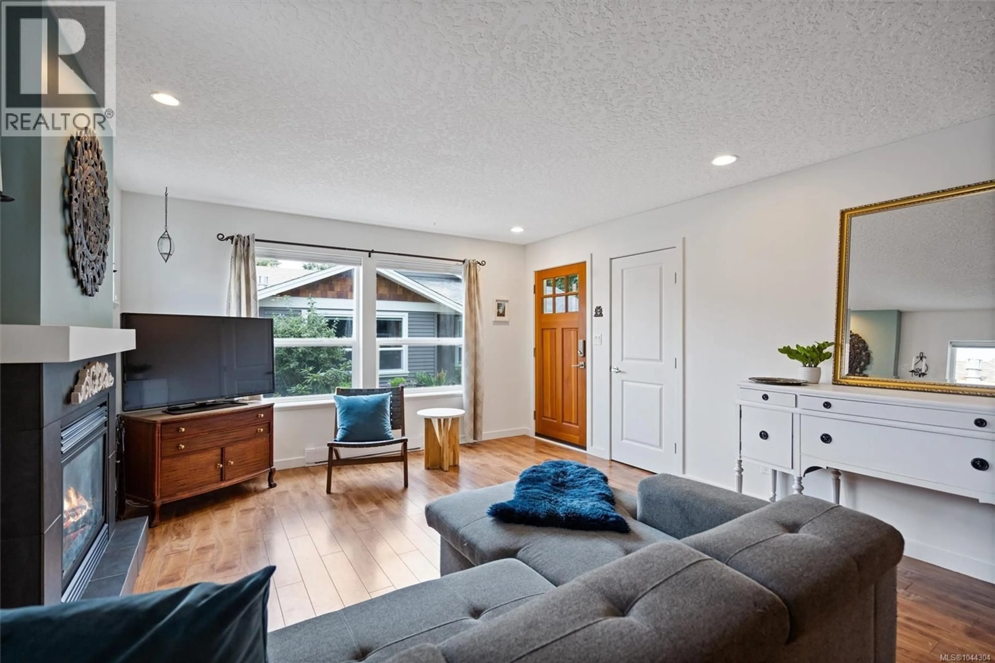 Living room with furniture, wood/laminate floor for 1513 REGATTA PLACE, Duncan British Columbia V0R1N2