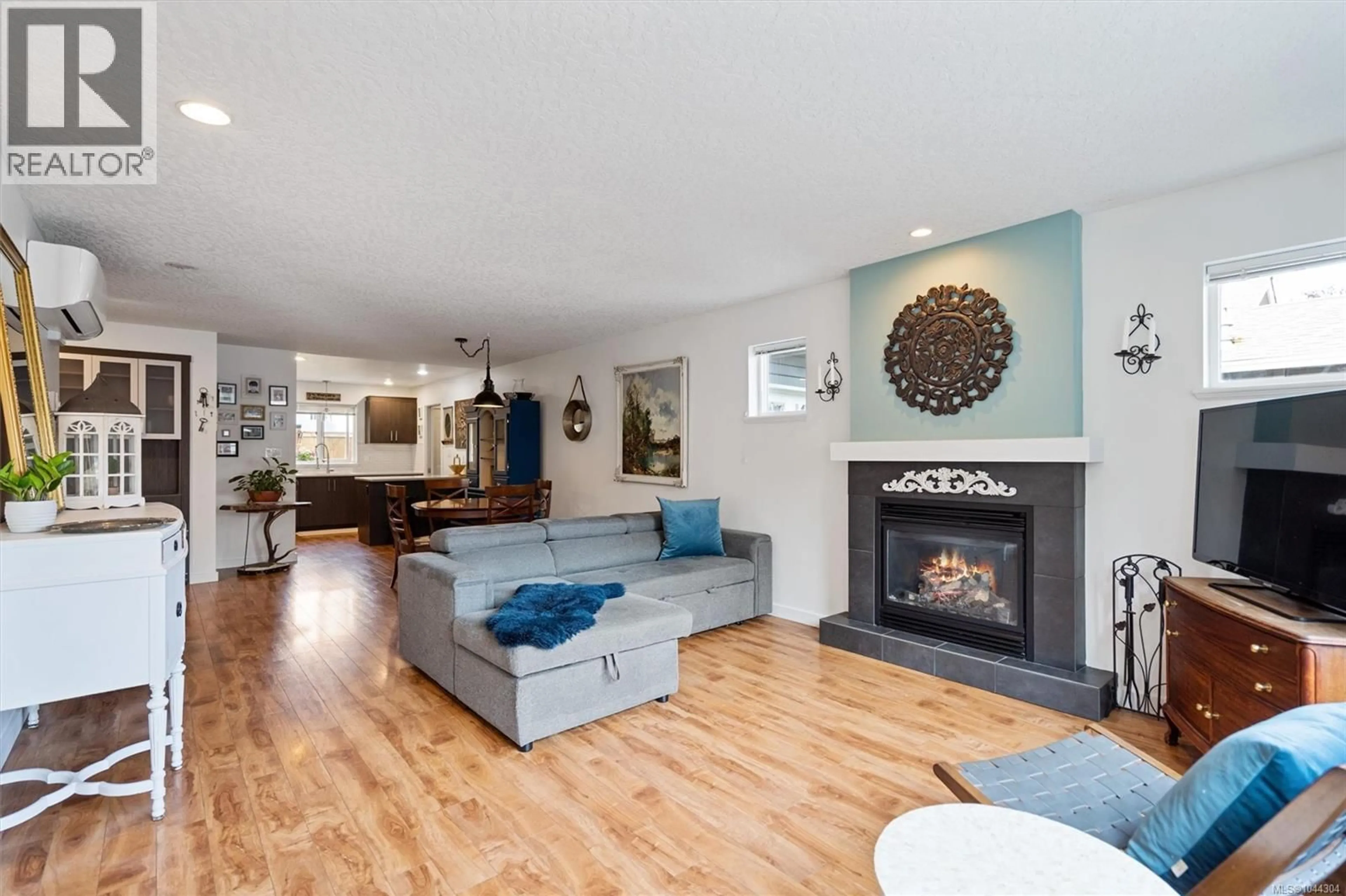 Living room with furniture, wood/laminate floor for 1513 REGATTA PLACE, Duncan British Columbia V0R1N2