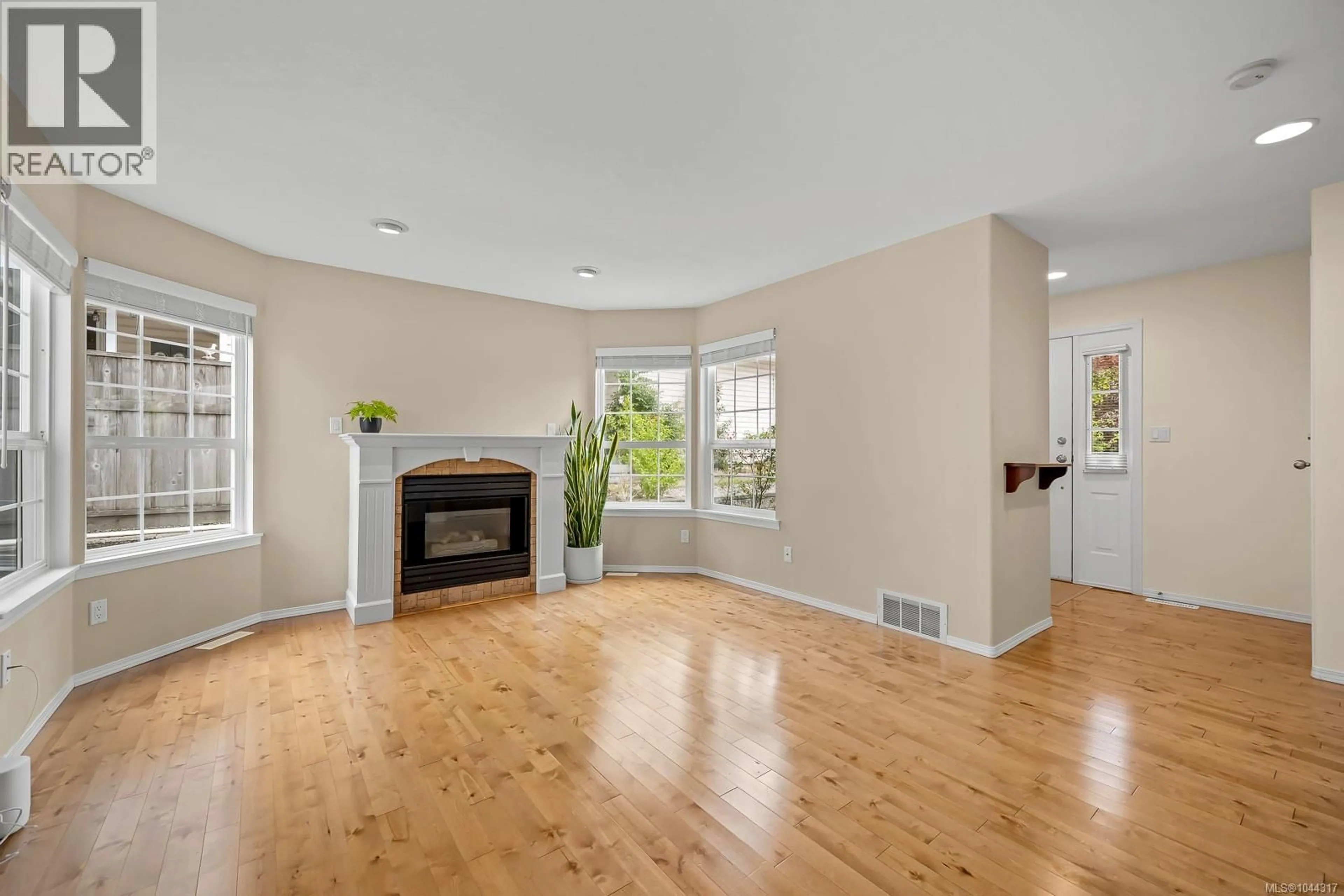 Living room with furniture, wood/laminate floor for B - 2118 MISSION ROAD, Courtenay British Columbia V9N8Y7