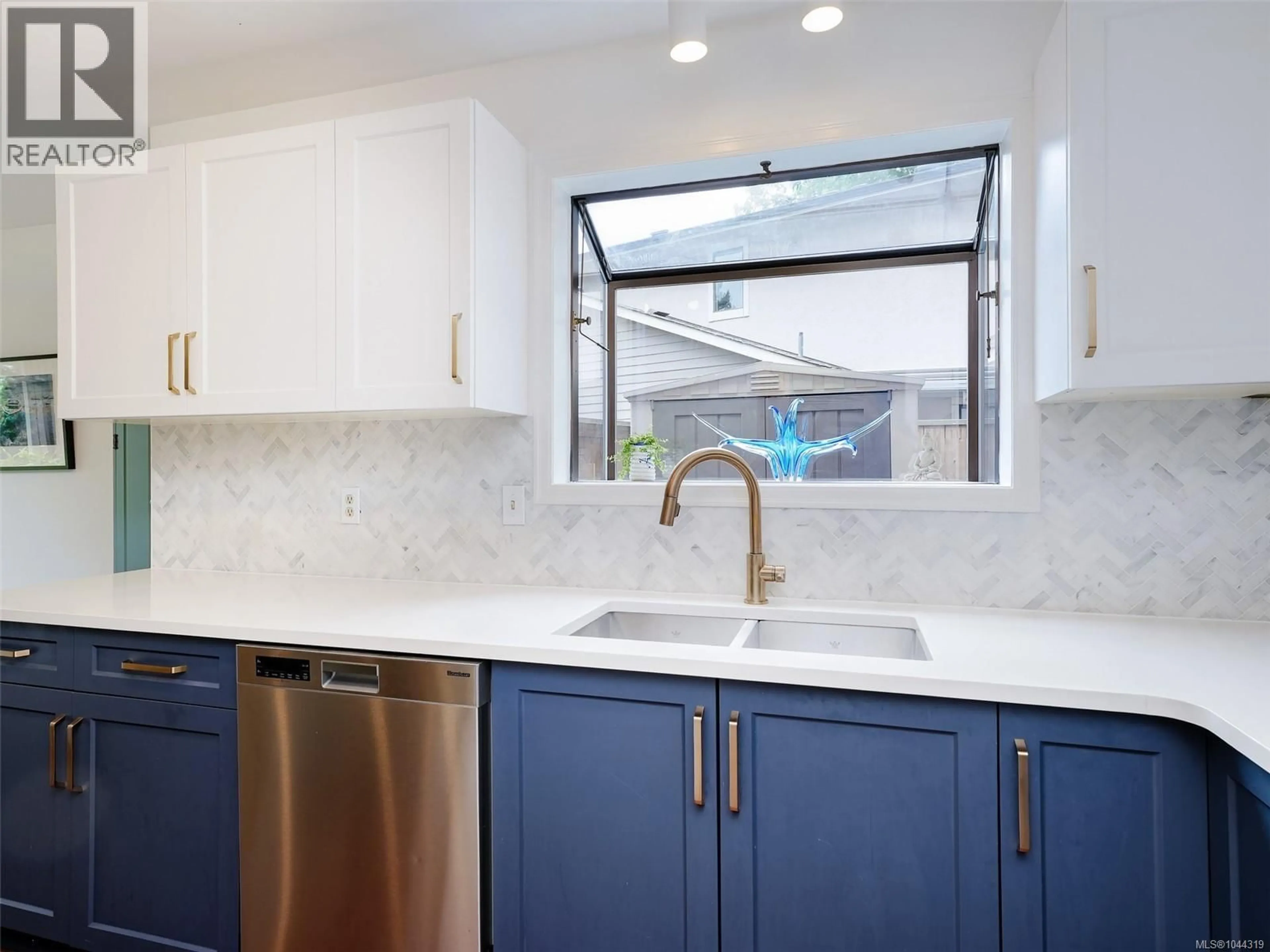 Contemporary kitchen, ceramic/tile floor for 9 - 1309 MCKENZIE AVENUE, Saanich British Columbia V8P2M1