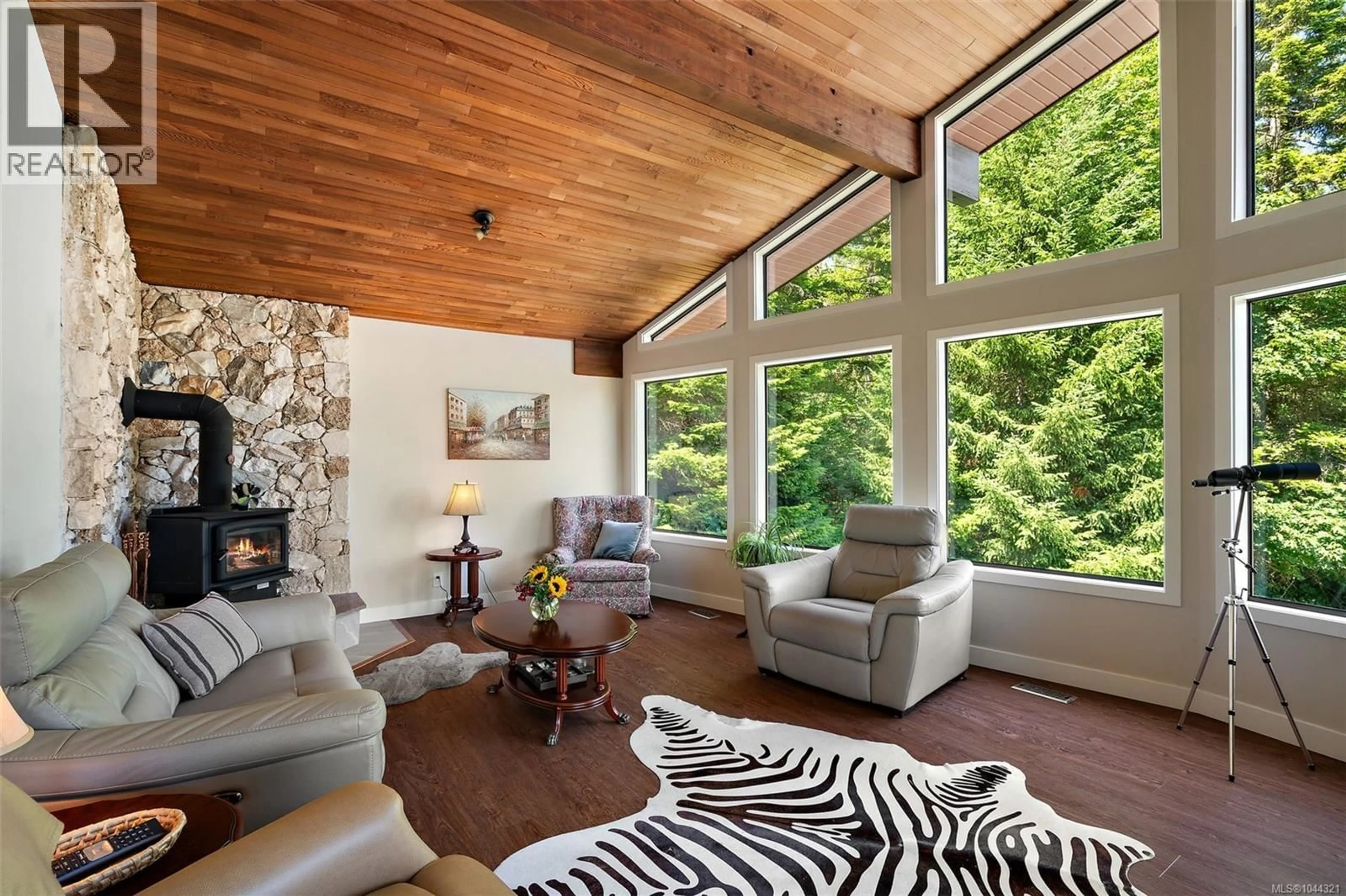 Living room with furniture, unknown for 1649 CHARLTON ROAD, Saanich British Columbia V9E2C8