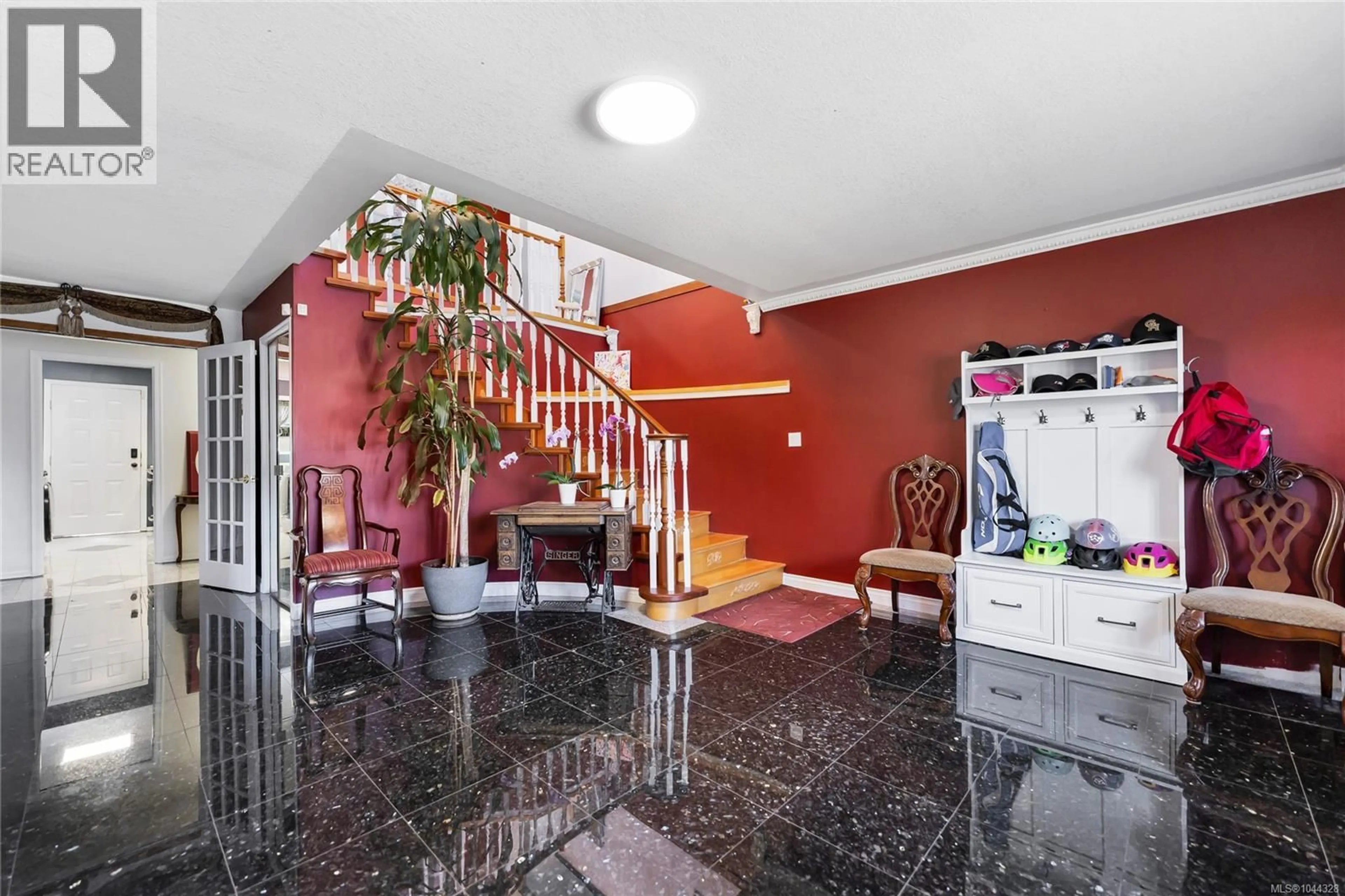Indoor foyer for 1833 KNUTSFORD PLACE, Saanich British Columbia V8N6E3