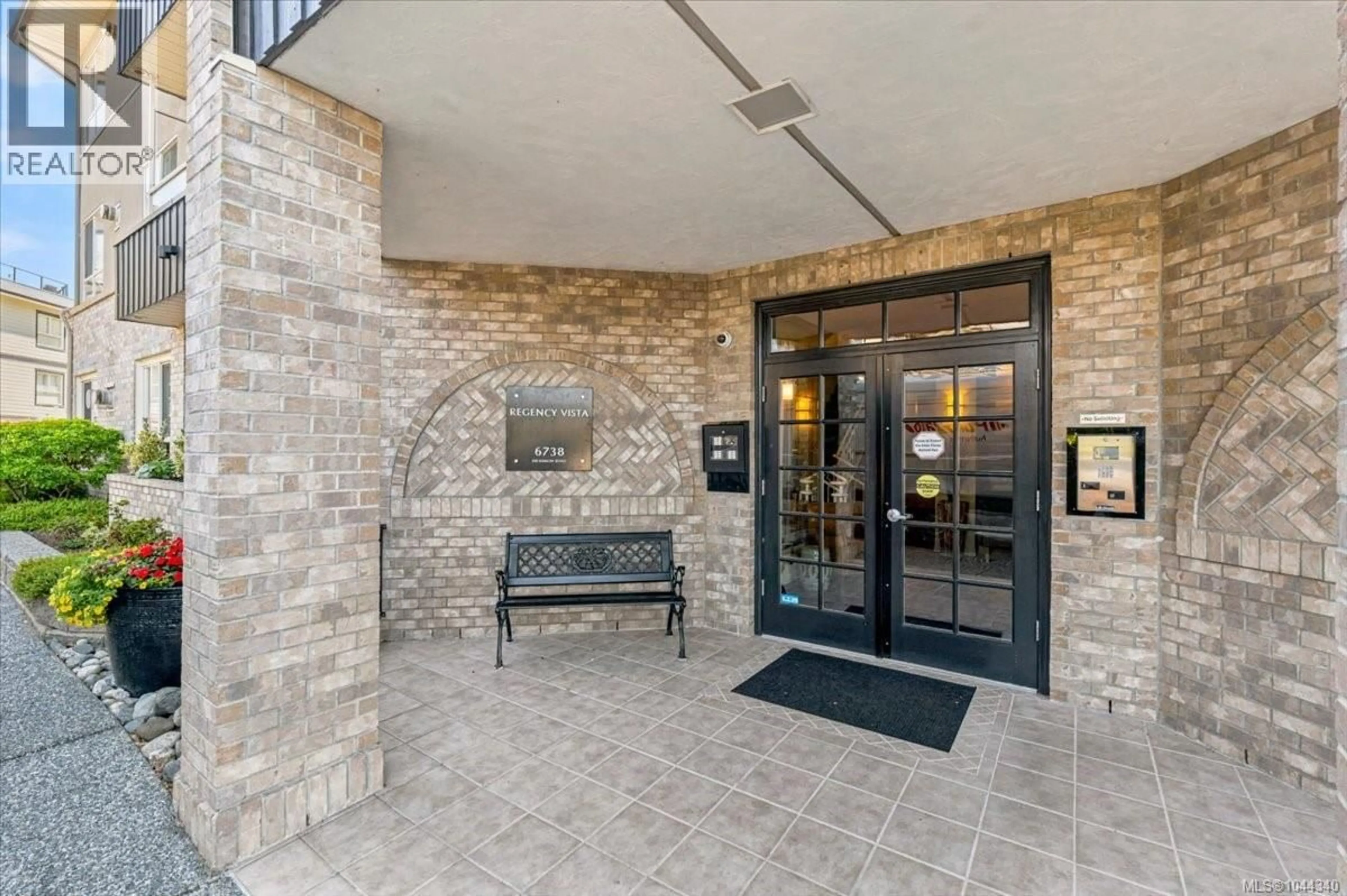 Indoor foyer for 307 - 6738 DICKINSON ROAD, Nanaimo British Columbia V9V1T3