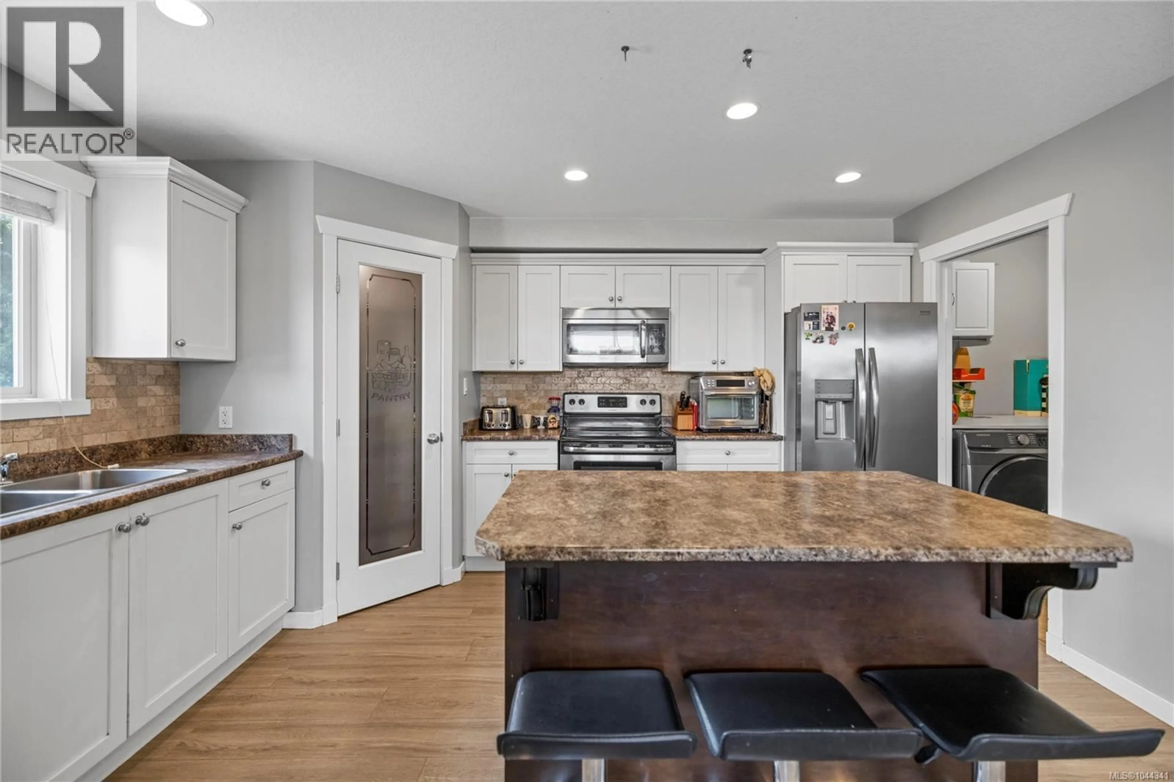 Open concept kitchen, unknown for 429 ALPEN WAY, Nanaimo British Columbia V9R4J3