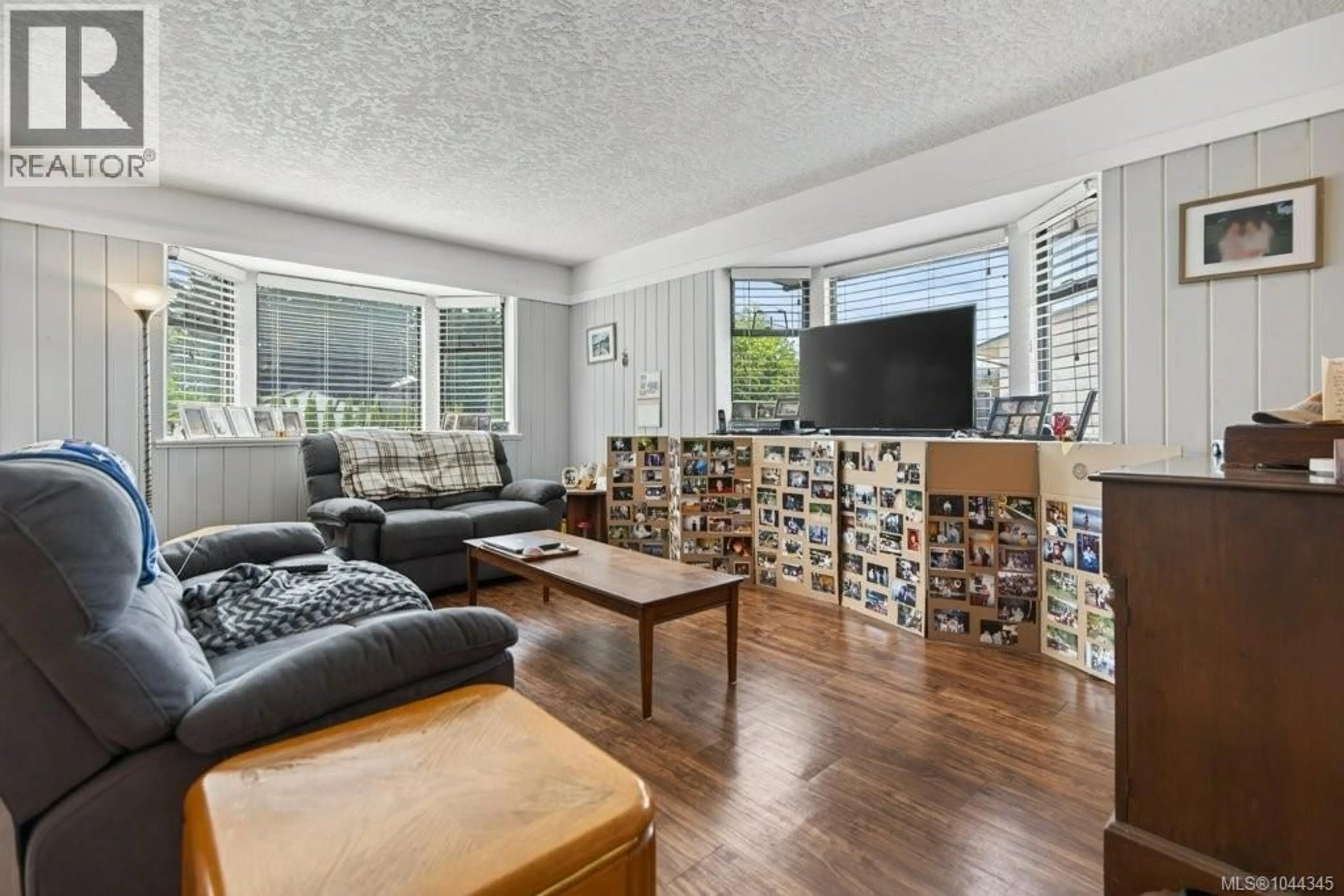 Living room with furniture, unknown for 1005 26TH STREET, Courtenay British Columbia V9N7H6