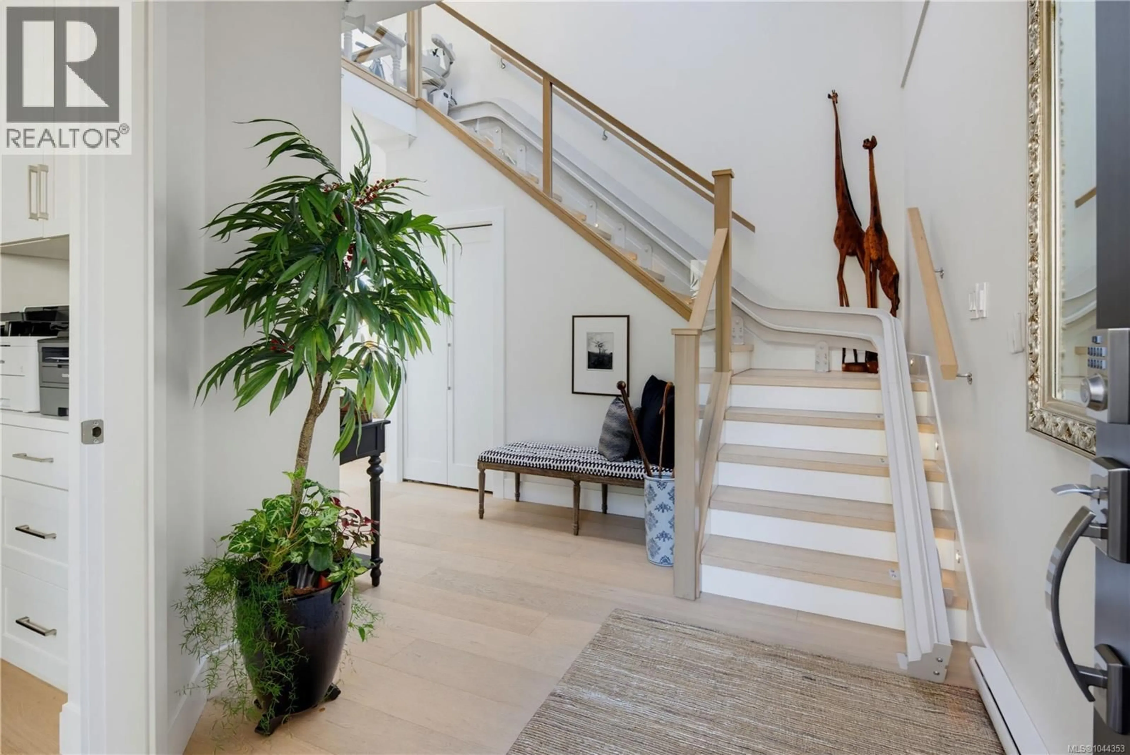 Indoor foyer for 5 - 4771 CORDOVA BAY ROAD, Saanich British Columbia V8Y2J7