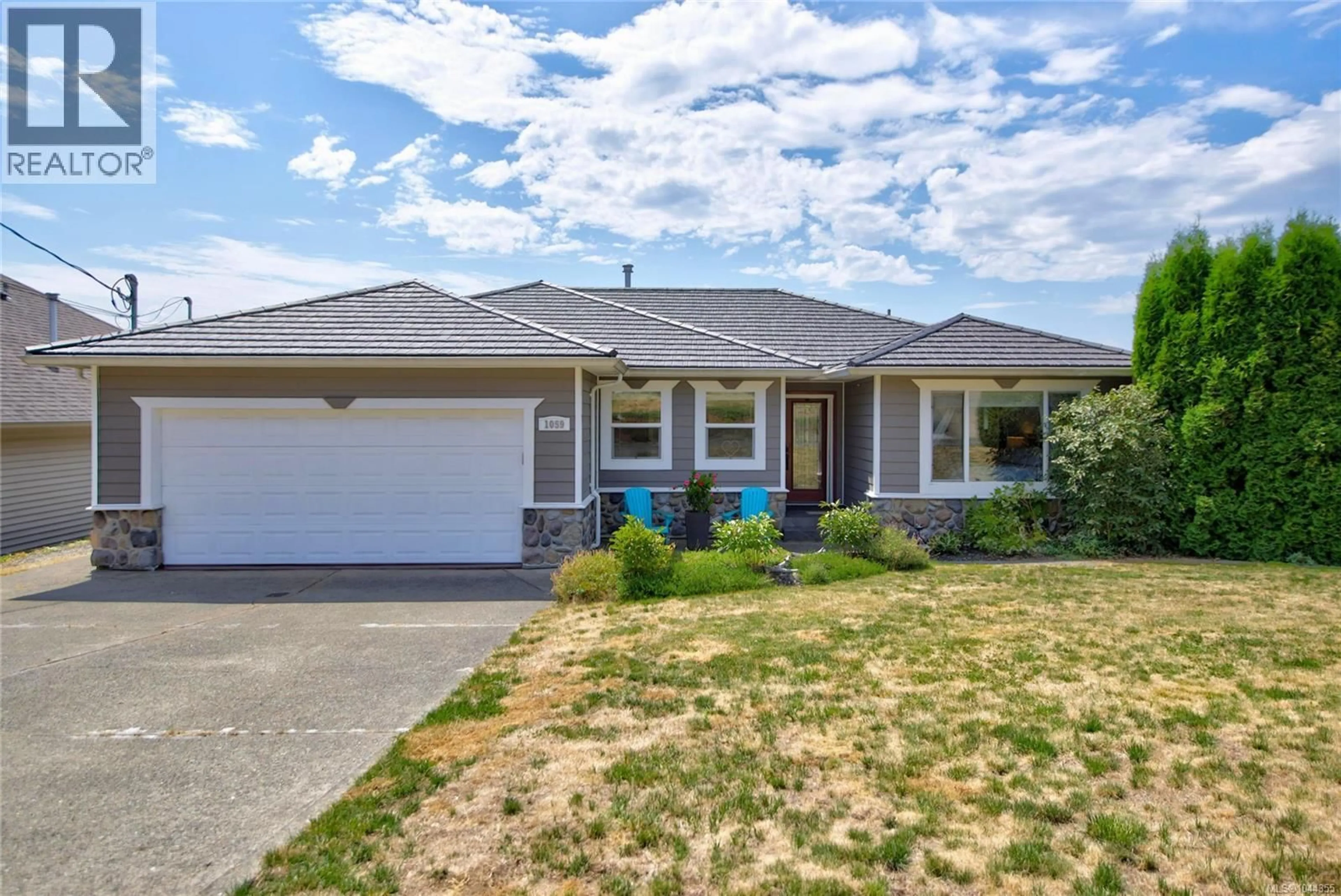Home with vinyl exterior material, street for 1059 THORPE AVENUE, Courtenay British Columbia V9N7K7