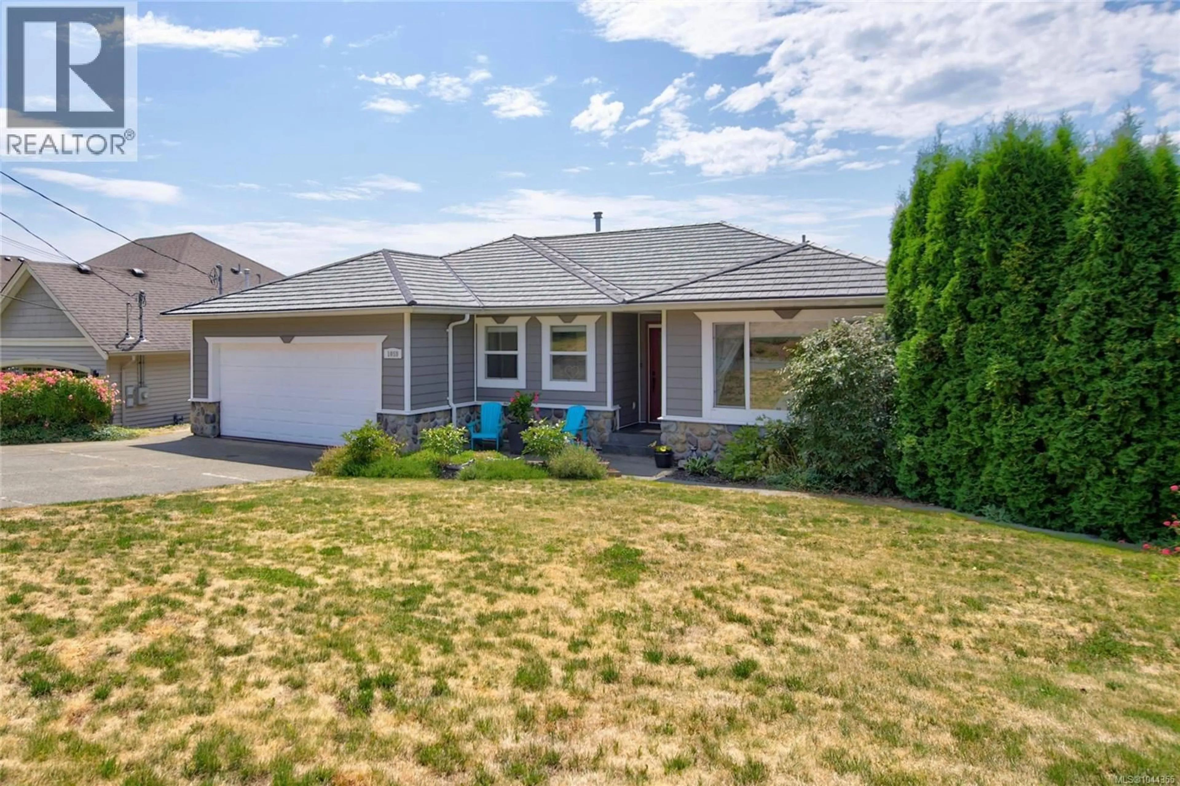 Home with vinyl exterior material, street for 1059 THORPE AVENUE, Courtenay British Columbia V9N7K7