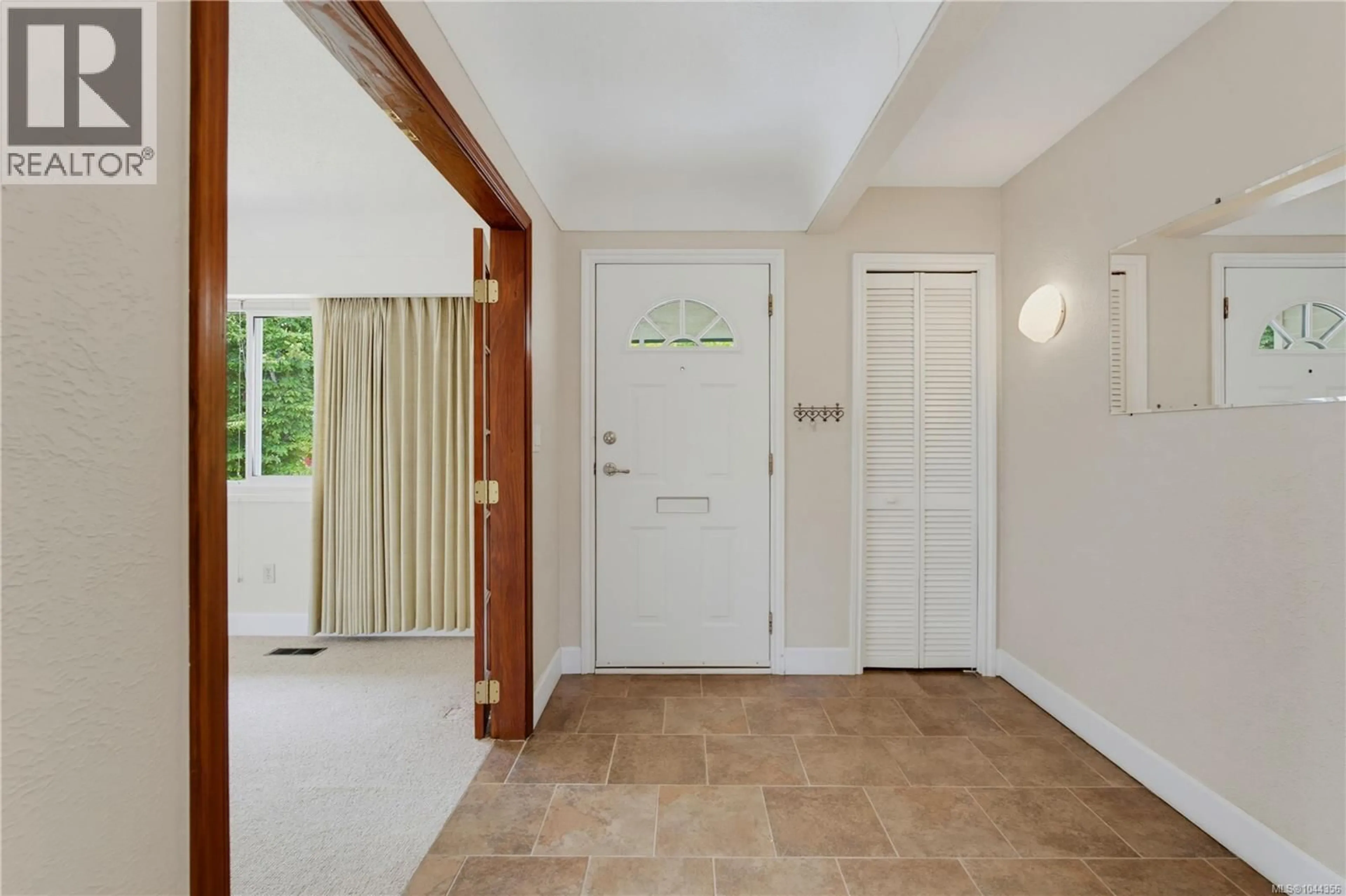 Indoor entryway for 3493 CARDIFF PLACE, Oak Bay British Columbia V8P4Y9