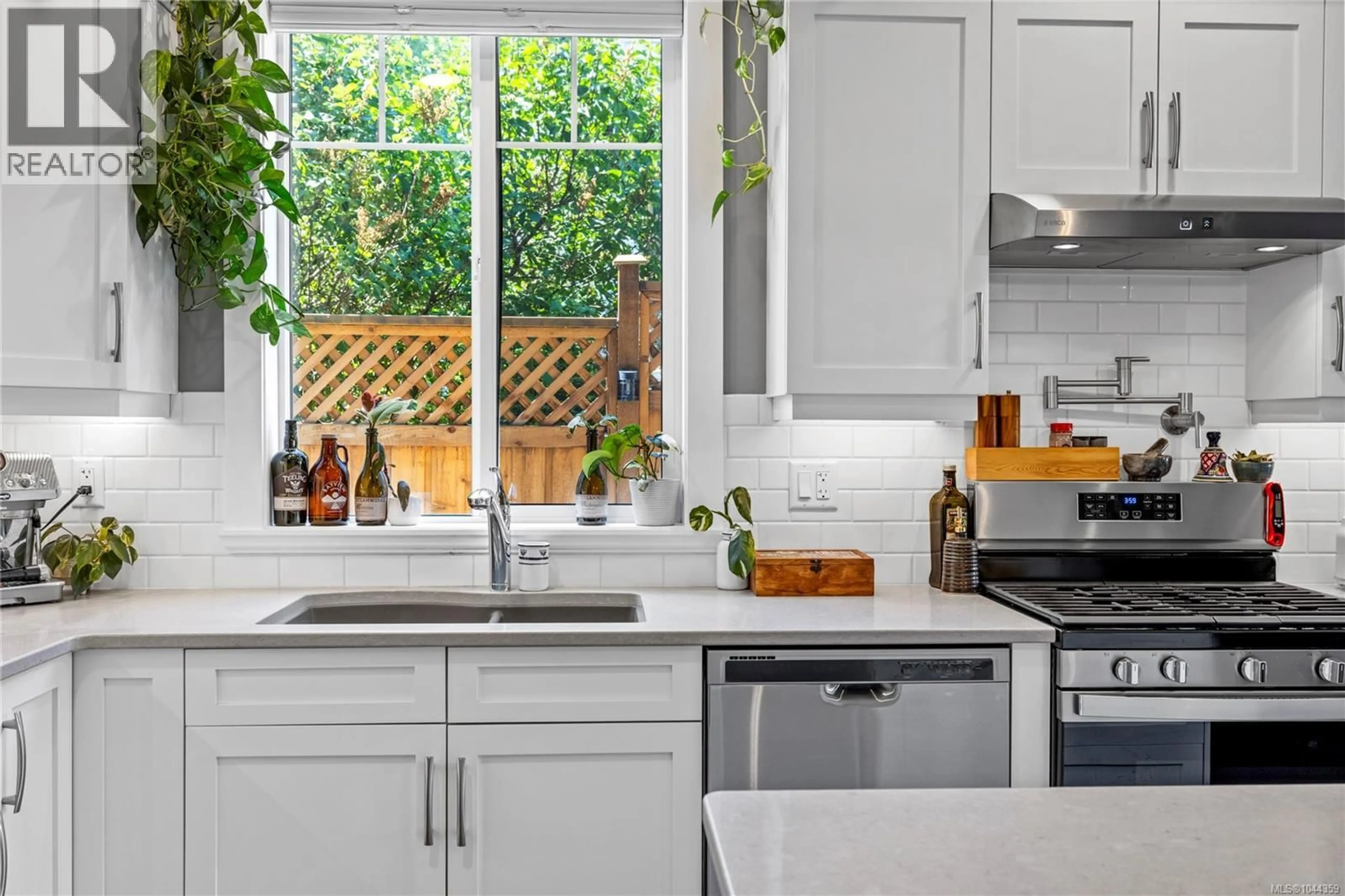 Contemporary kitchen, ceramic/tile floor for 476 MACHLEARY STREET, Nanaimo British Columbia V9R2H2