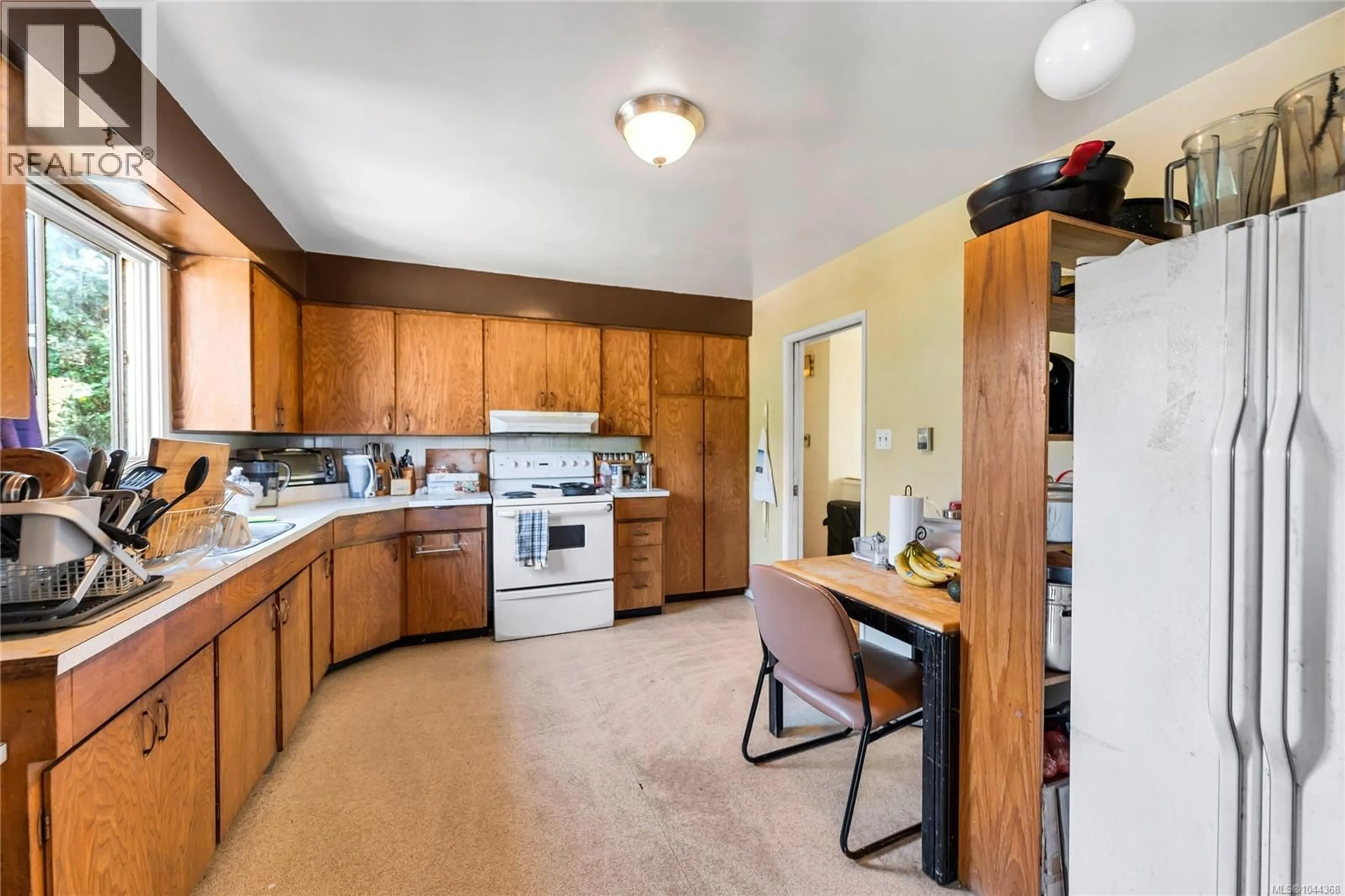 Standard kitchen, unknown for 4479 MAJESTIC DRIVE, Saanich British Columbia V8N3H7