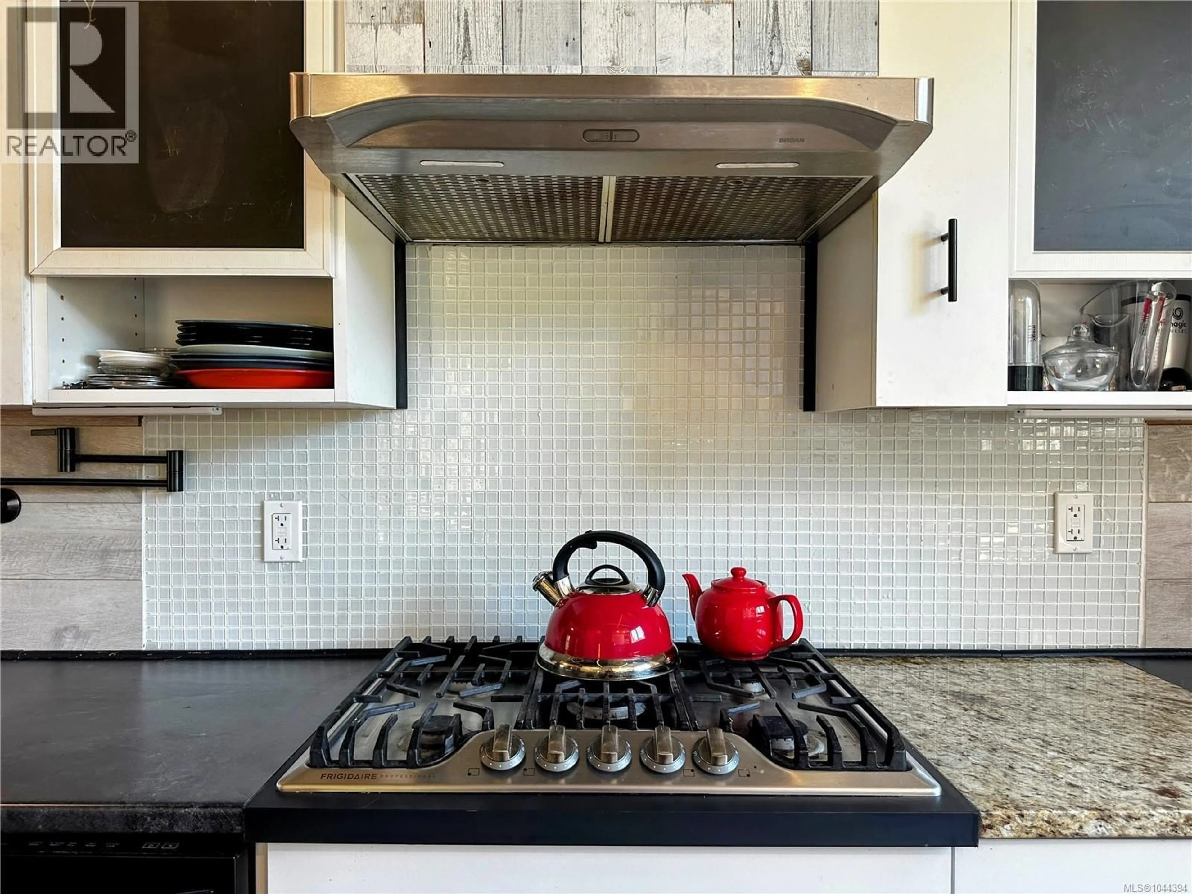 Contemporary kitchen, ceramic/tile floor for 37 STRICKLAND STREET, Nanaimo British Columbia V9R4S1