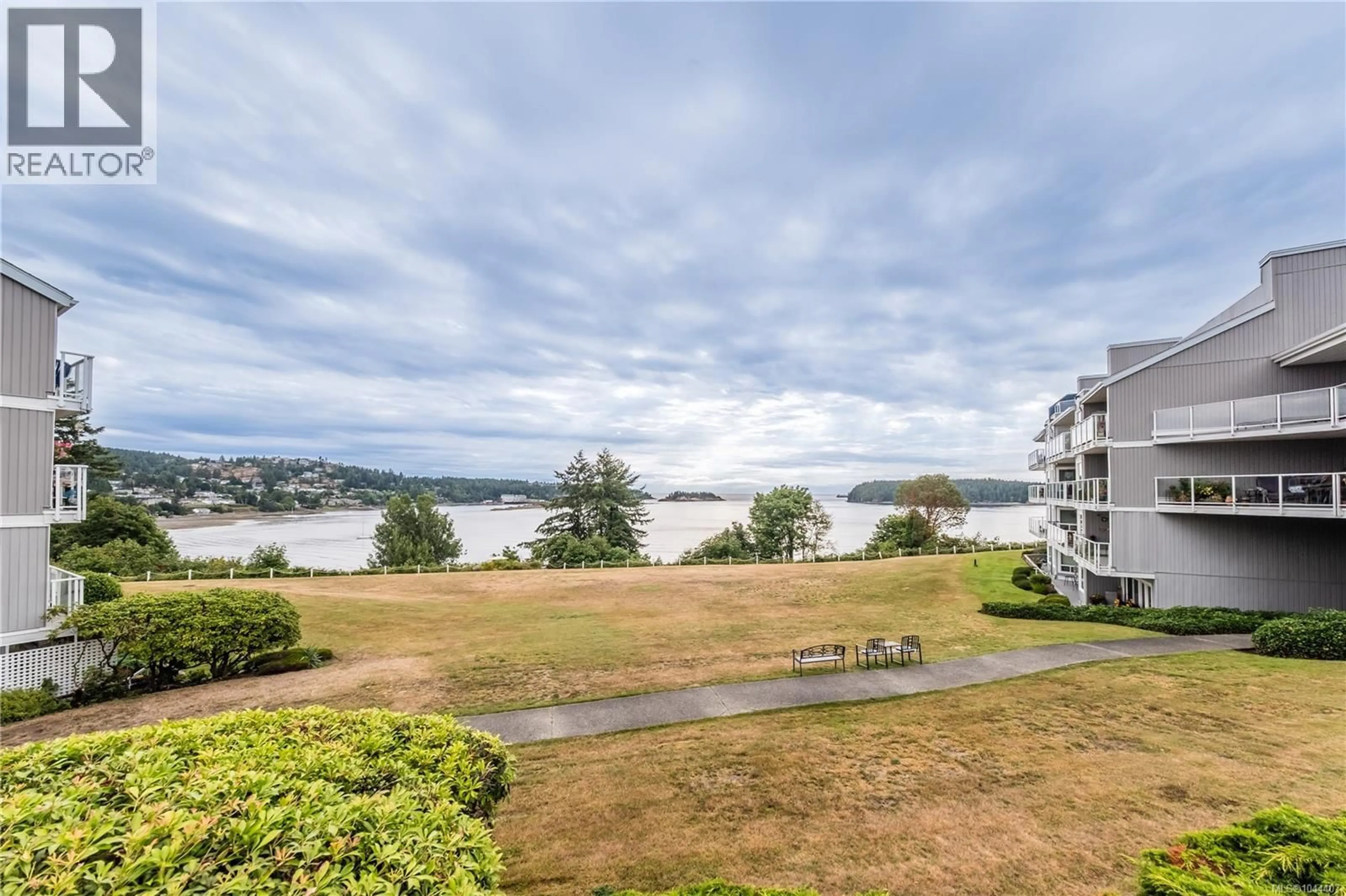 Patio, water/lake/river/ocean view for 112 - 2562 DEPARTURE BAY ROAD, Nanaimo British Columbia V9S5P1