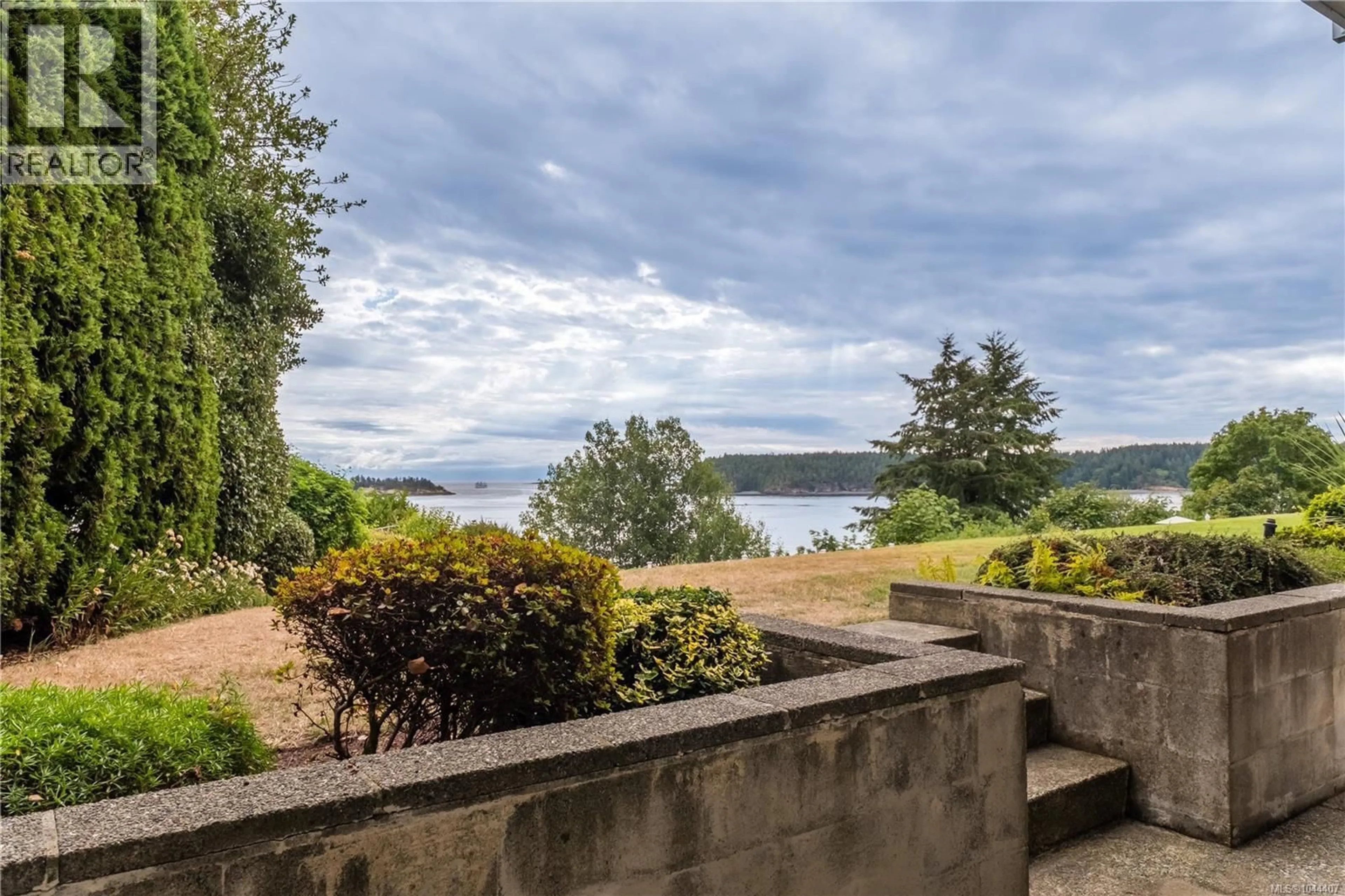 Patio, water/lake/river/ocean view for 112 - 2562 DEPARTURE BAY ROAD, Nanaimo British Columbia V9S5P1