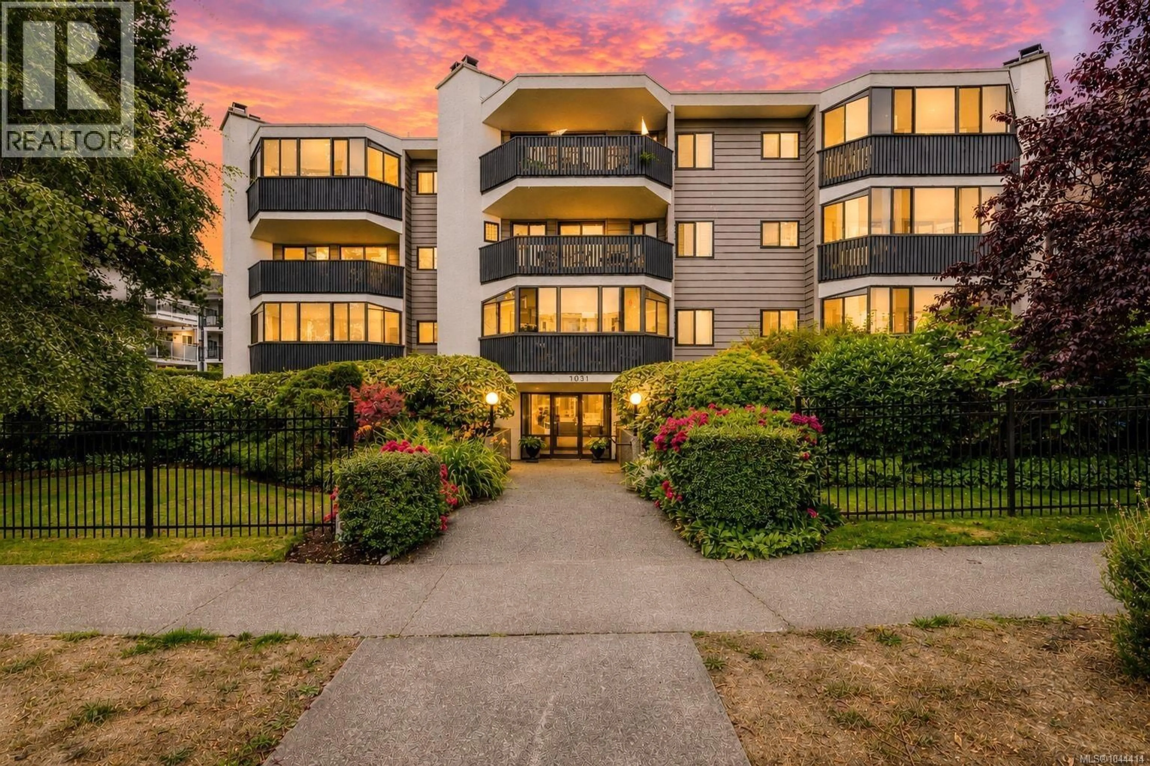 A pic from outside/outdoor area/front of a property/back of a property/a pic from drone, building for 303 - 1031 BURDETT AVENUE, Victoria British Columbia V8V3G9