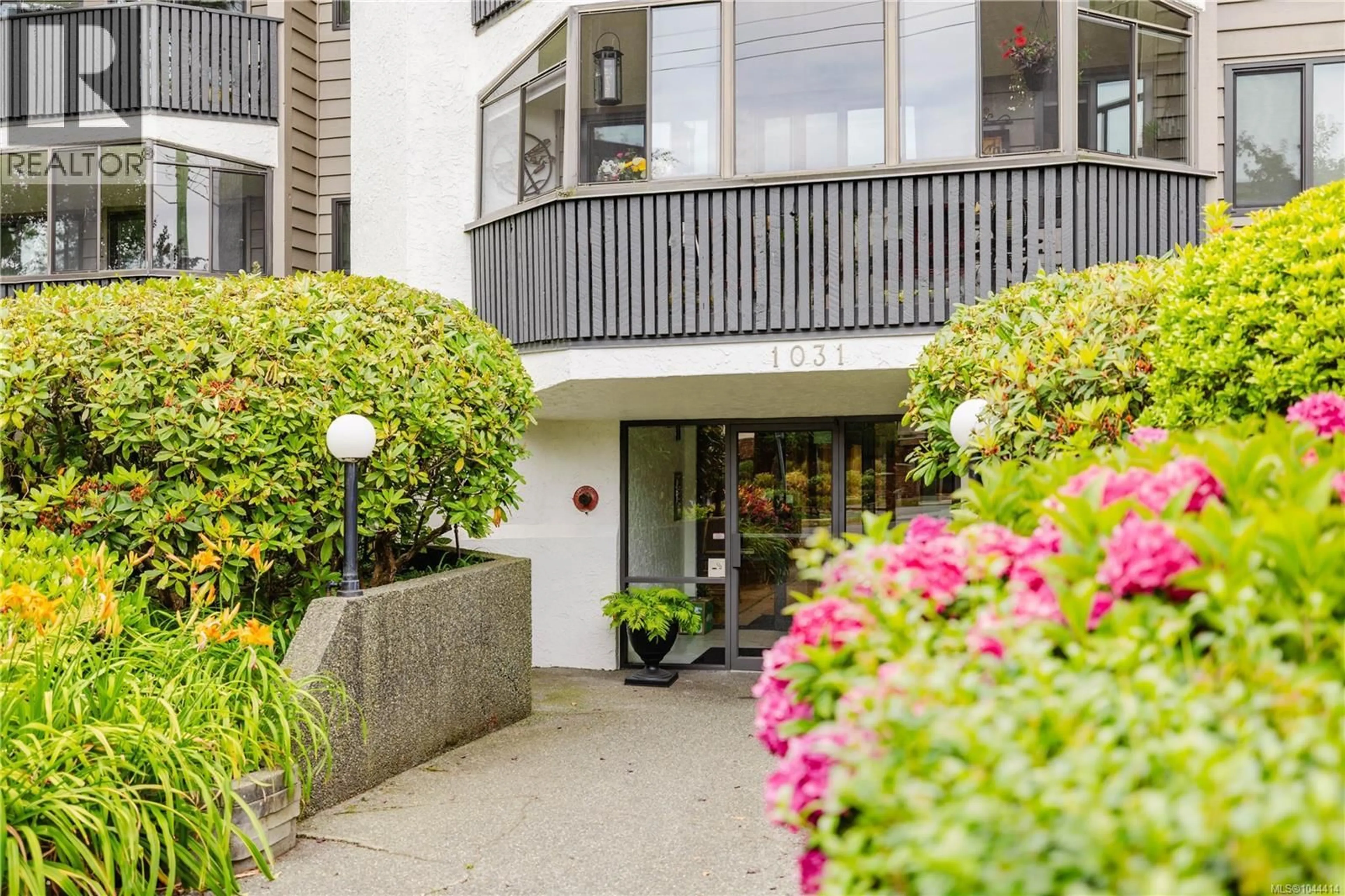 Unknown for 303 - 1031 BURDETT AVENUE, Victoria British Columbia V8V3G9