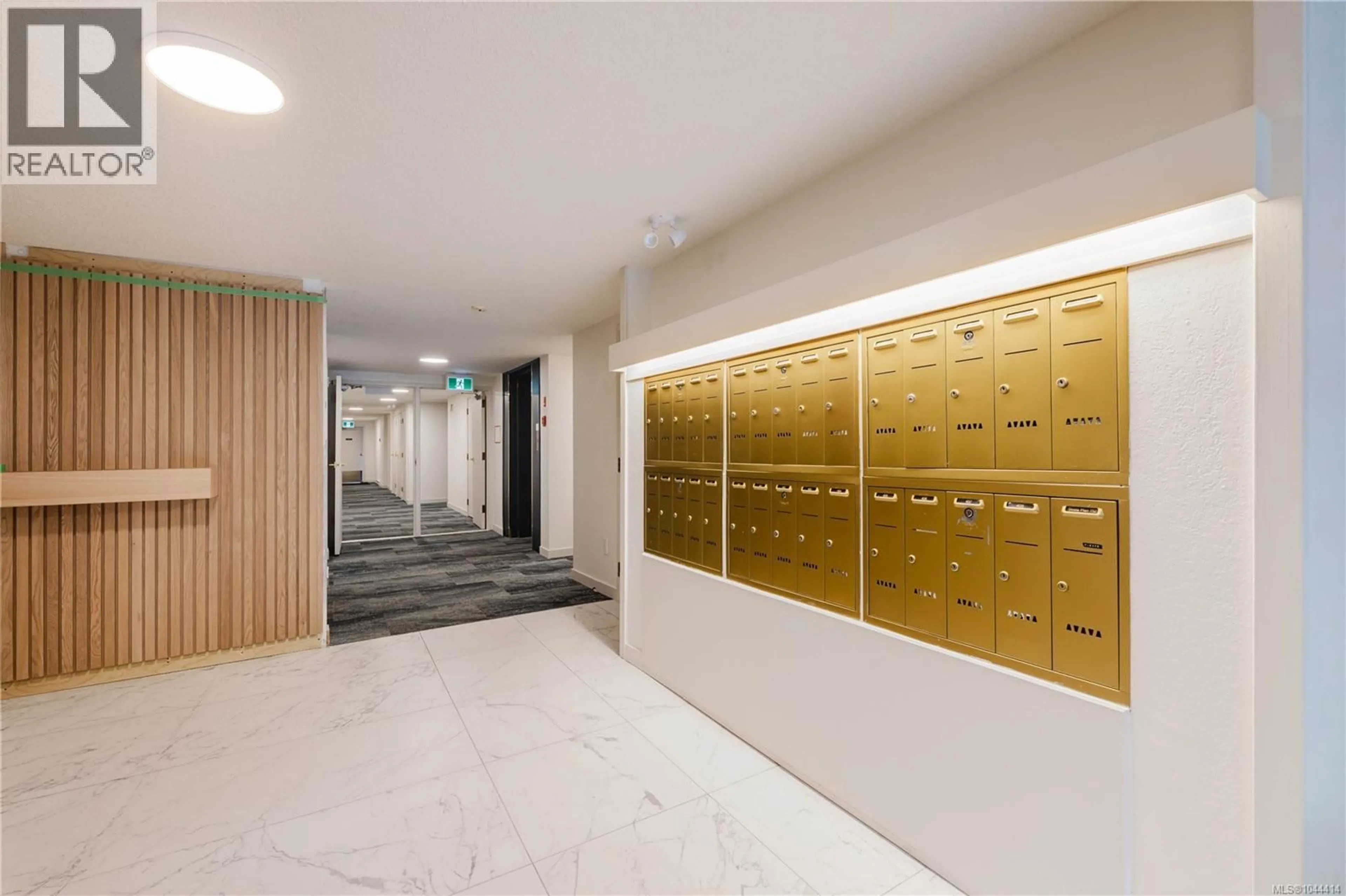 Indoor foyer for 303 - 1031 BURDETT AVENUE, Victoria British Columbia V8V3G9