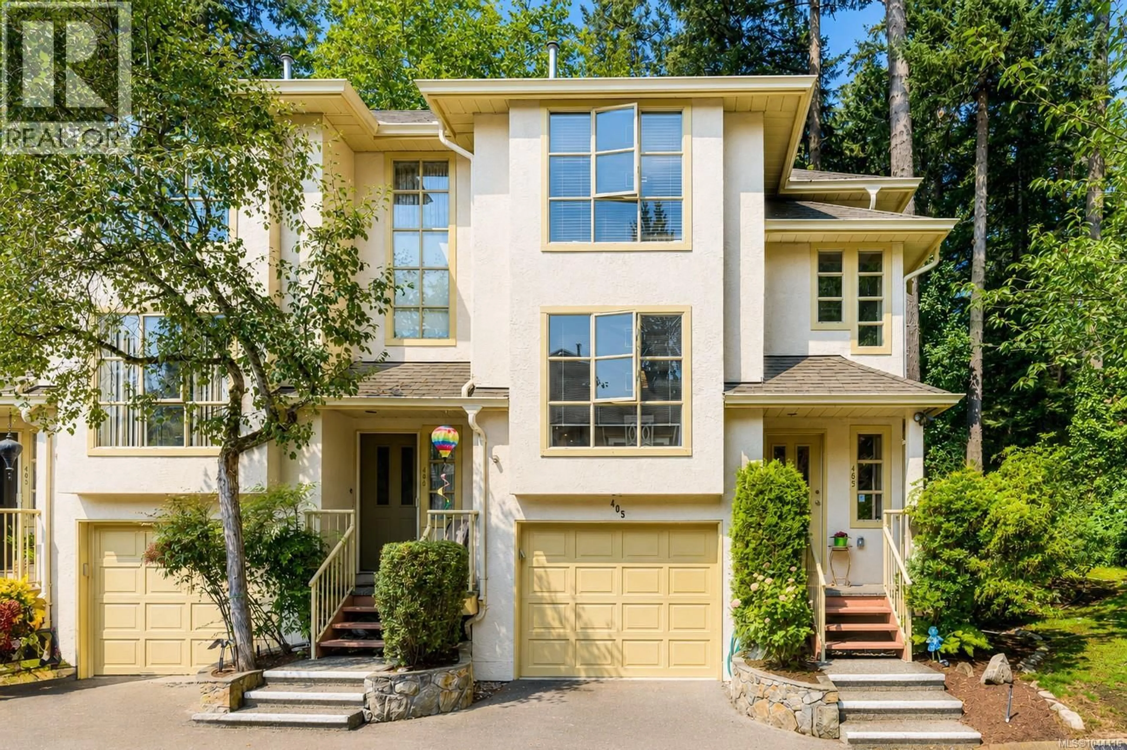 Home with vinyl exterior material, street for 405 - 510 MARSETT PLACE, Saanich British Columbia V8Z7J1