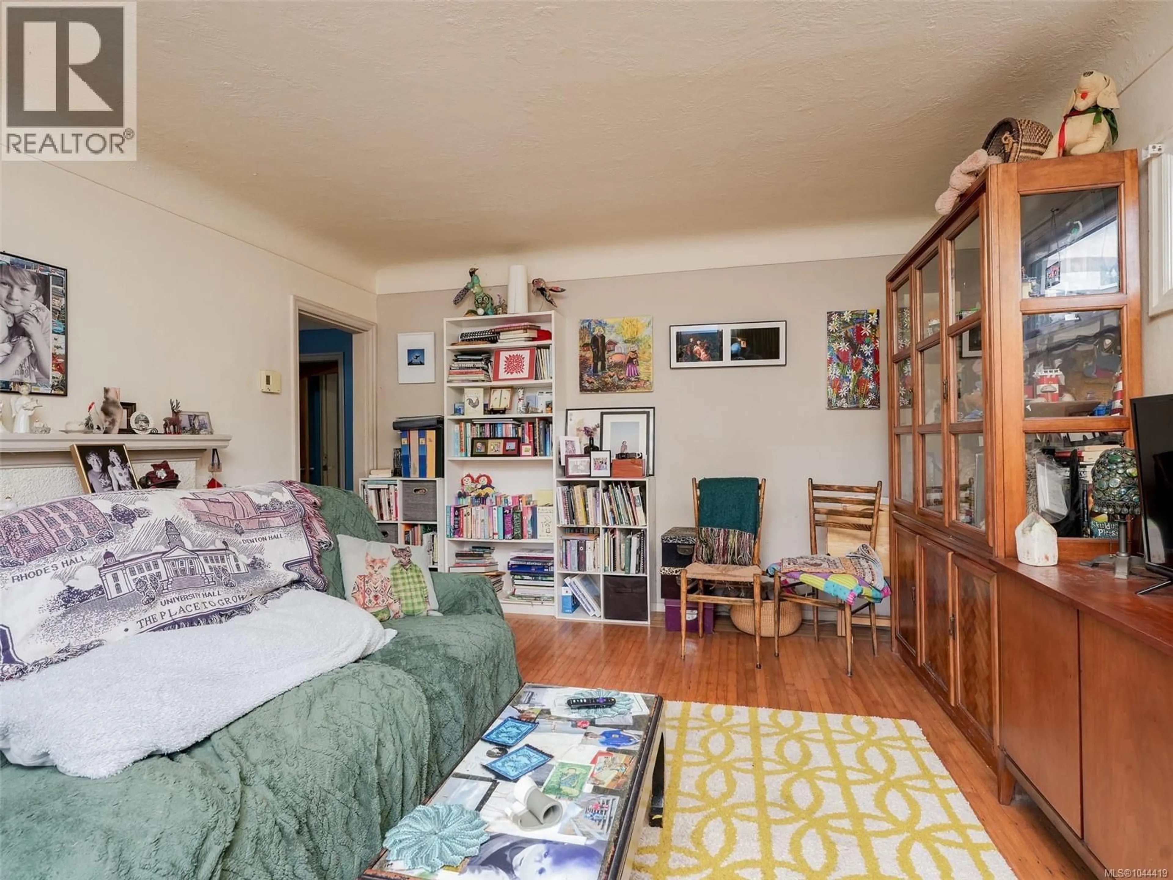 Living room with furniture, unknown for 2607 SHELBOURNE STREET, Victoria British Columbia V8R2Z2