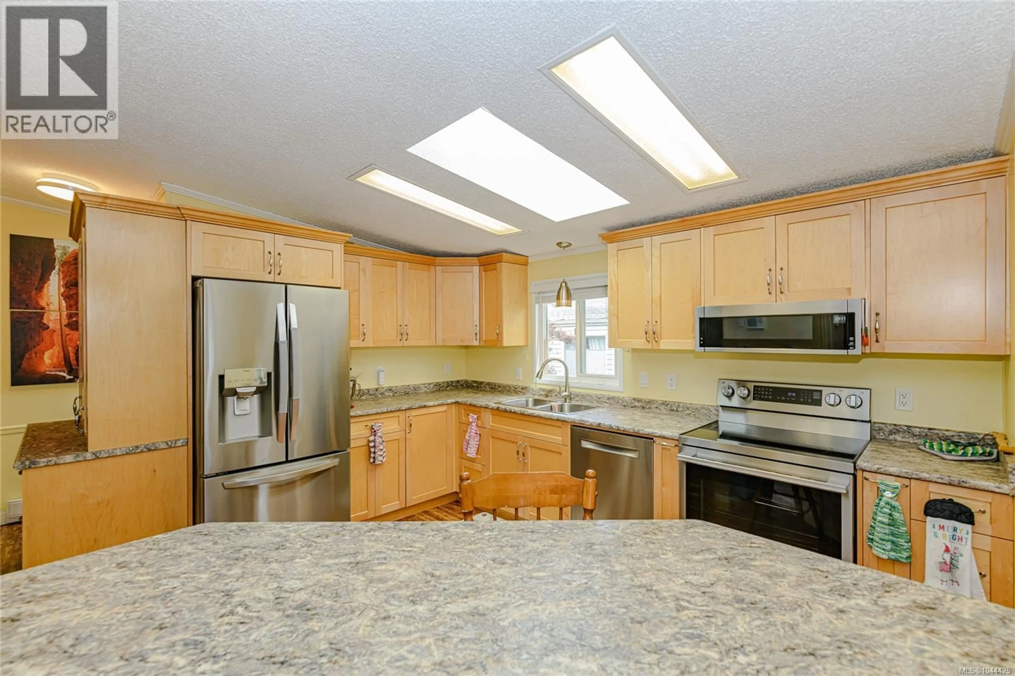 Standard kitchen, ceramic/tile floor for 9 - 1927 TZOUHALEM ROAD, Duncan British Columbia V9L5K5