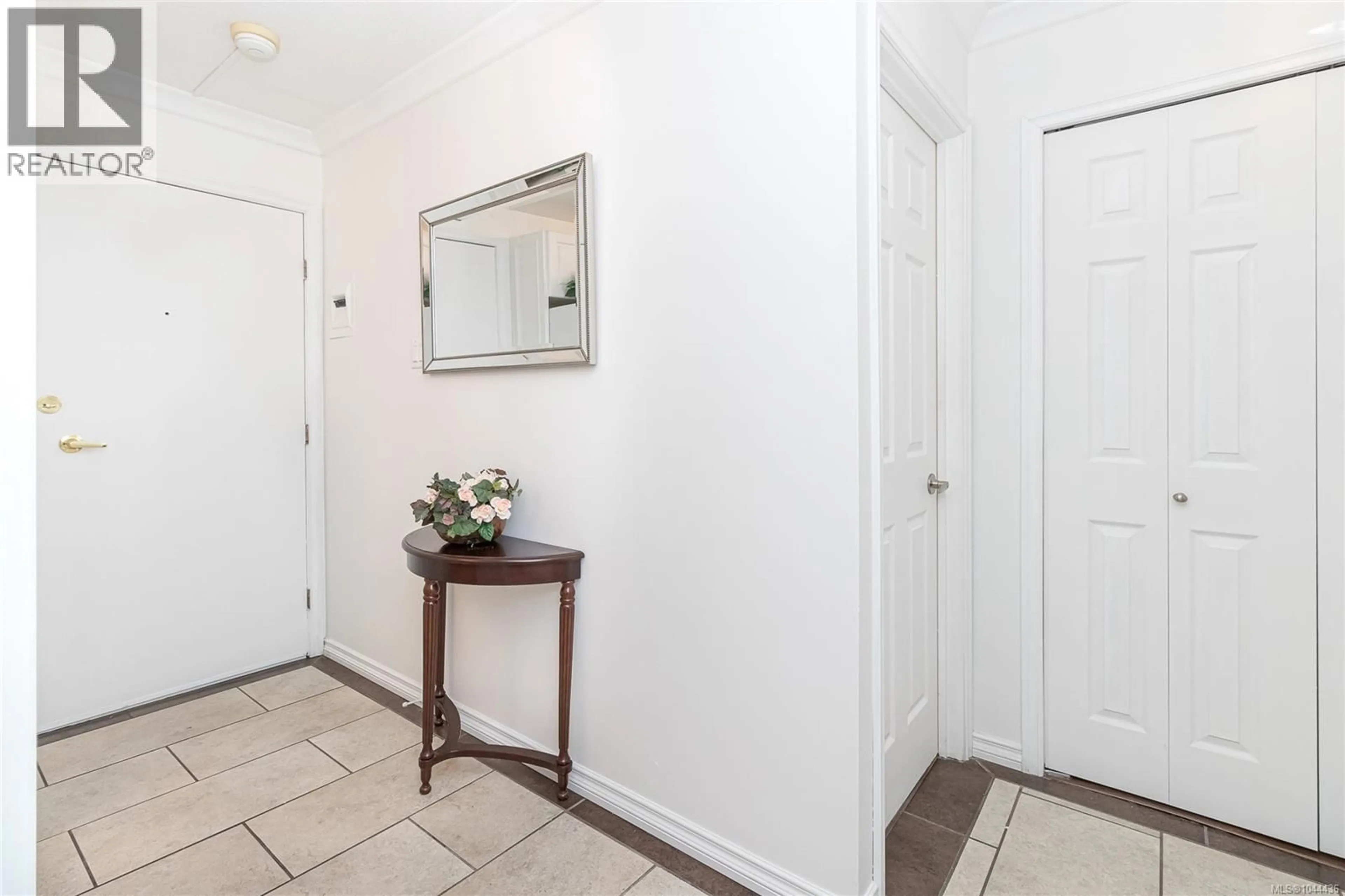 Indoor entryway for 111 - 2050 WHITE BIRCH ROAD, Sidney British Columbia V8L2R1