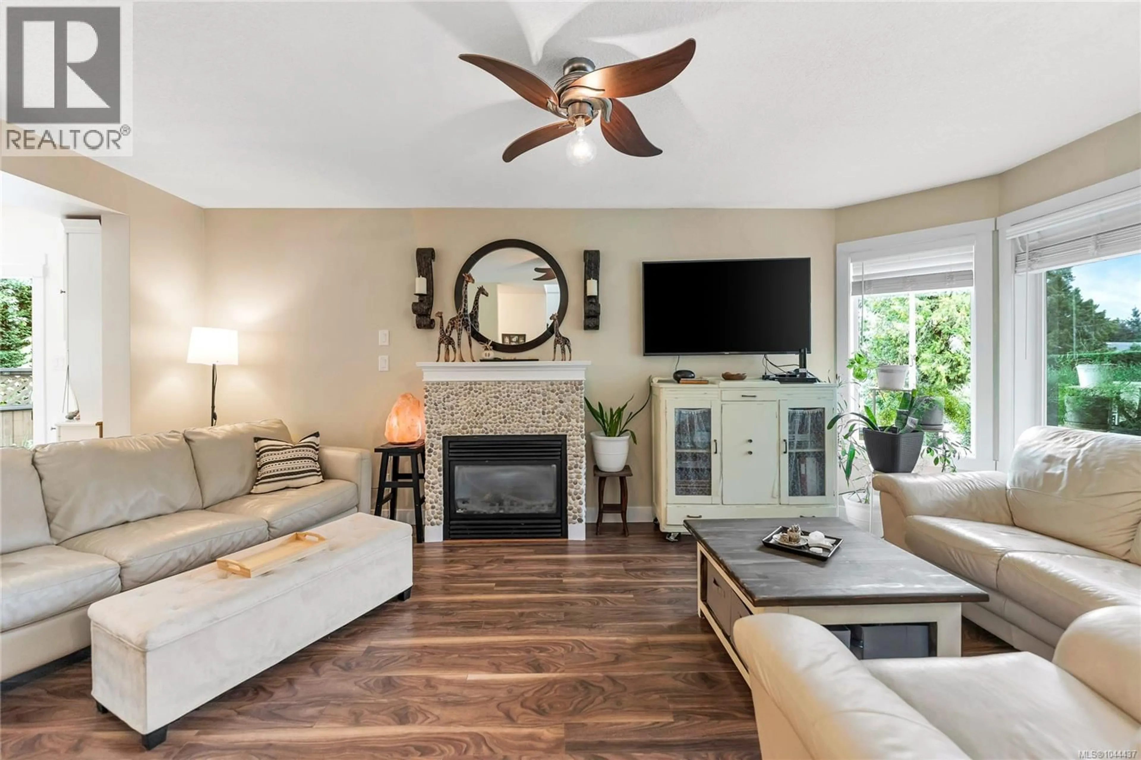 Living room with furniture, unknown for 7978 NORTHVIEW DRIVE, Crofton British Columbia V0R1R0