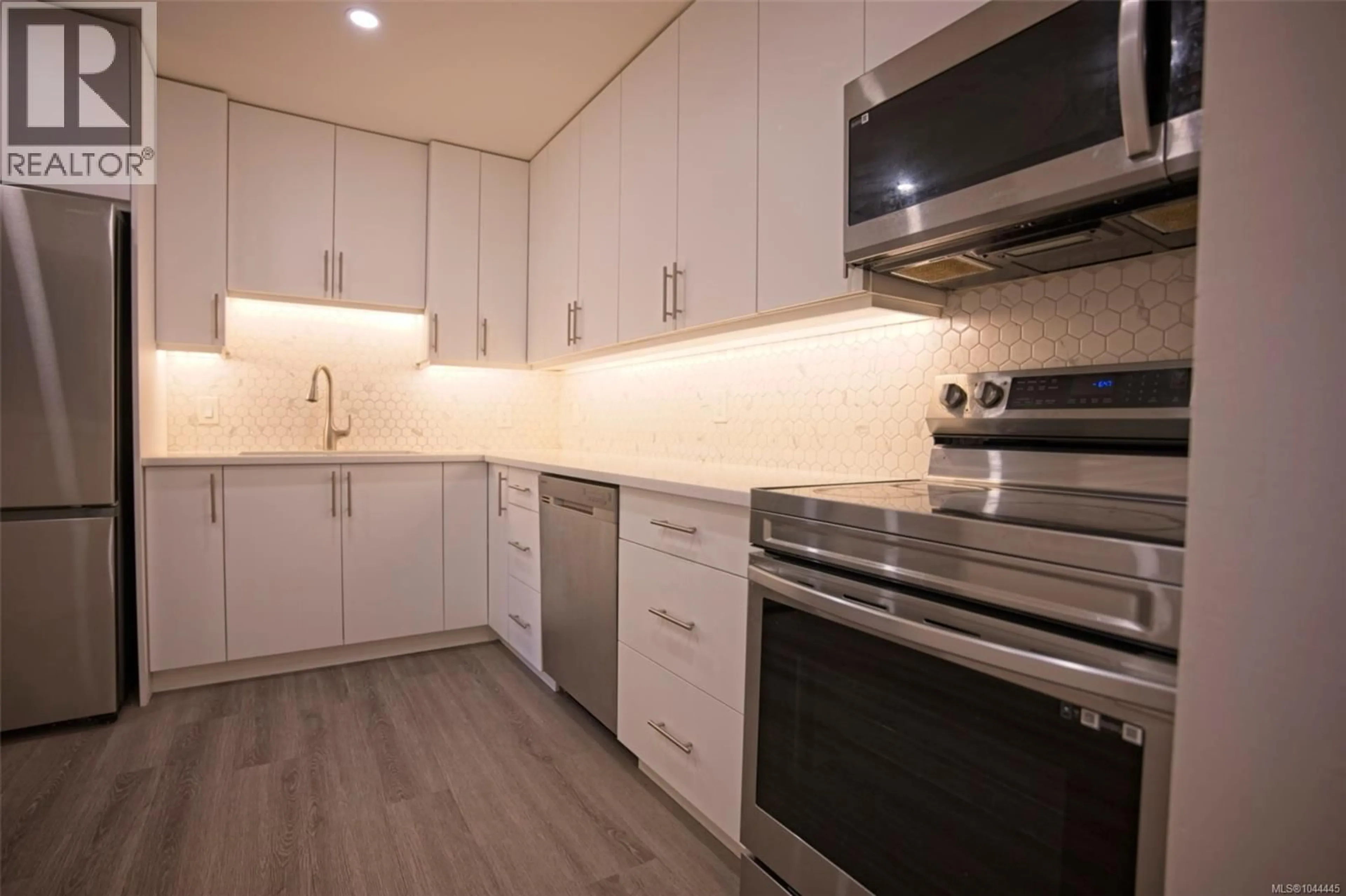 Standard kitchen, unknown for 205 - 75 GORGE ROAD WEST, Saanich British Columbia V9A7A9