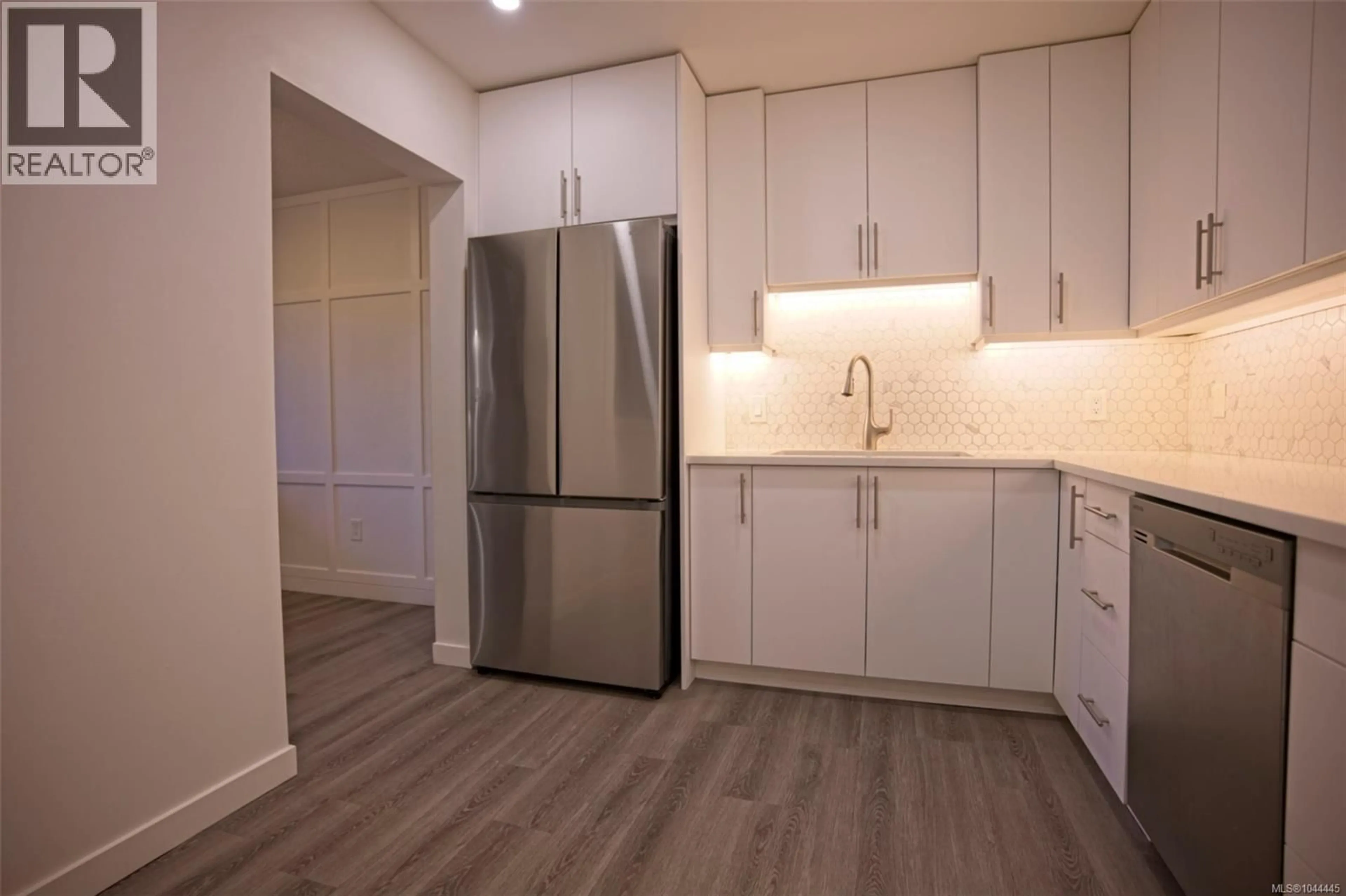 Standard kitchen, wood/laminate floor for 205 - 75 GORGE ROAD WEST, Saanich British Columbia V9A7A9
