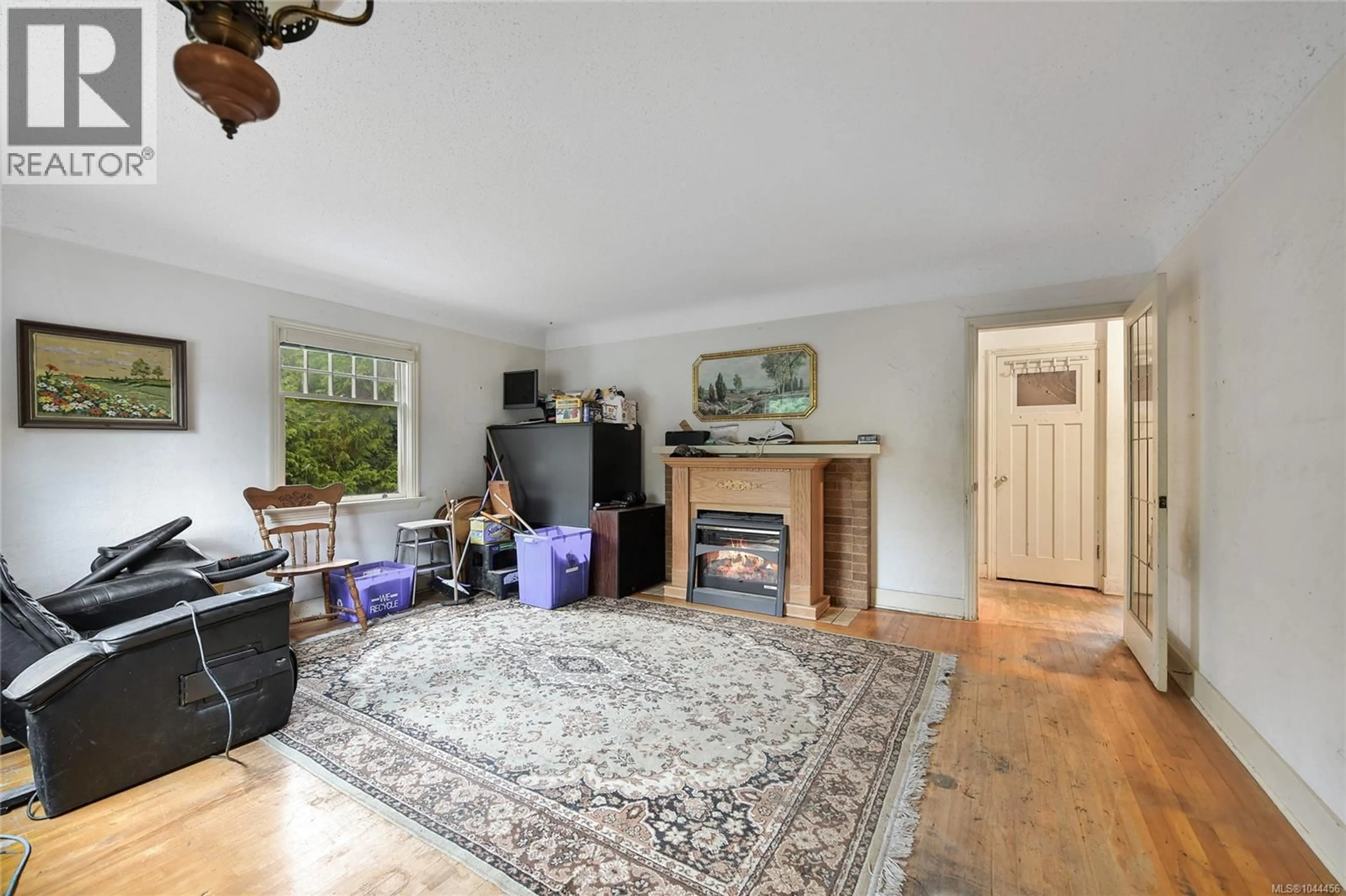 Living room with furniture, unknown for 482 KER AVENUE, Saanich British Columbia V9A2B7