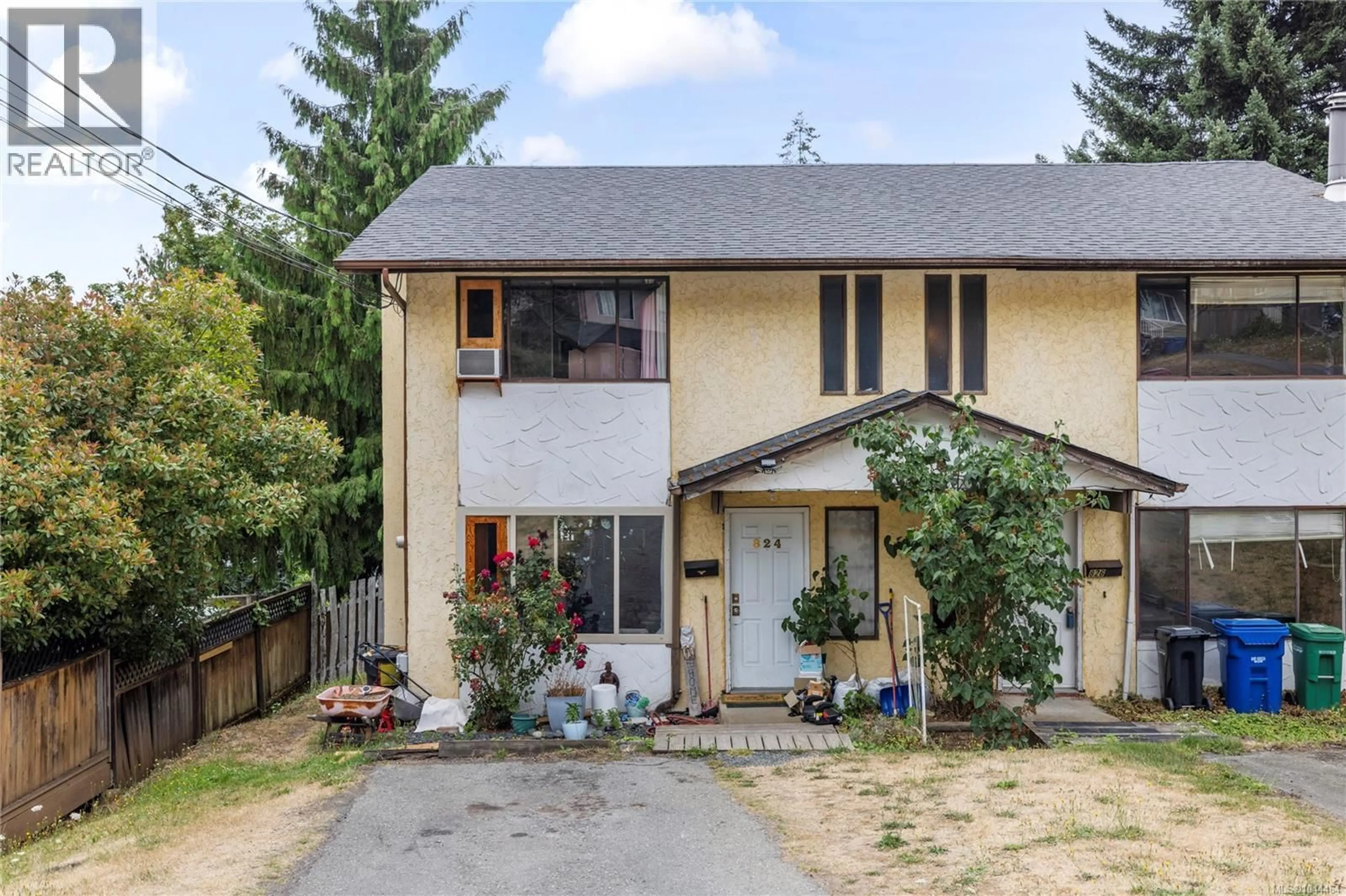 Home with vinyl exterior material, street for 824 HOLLY HILL ROAD, Nanaimo British Columbia V9R5T1
