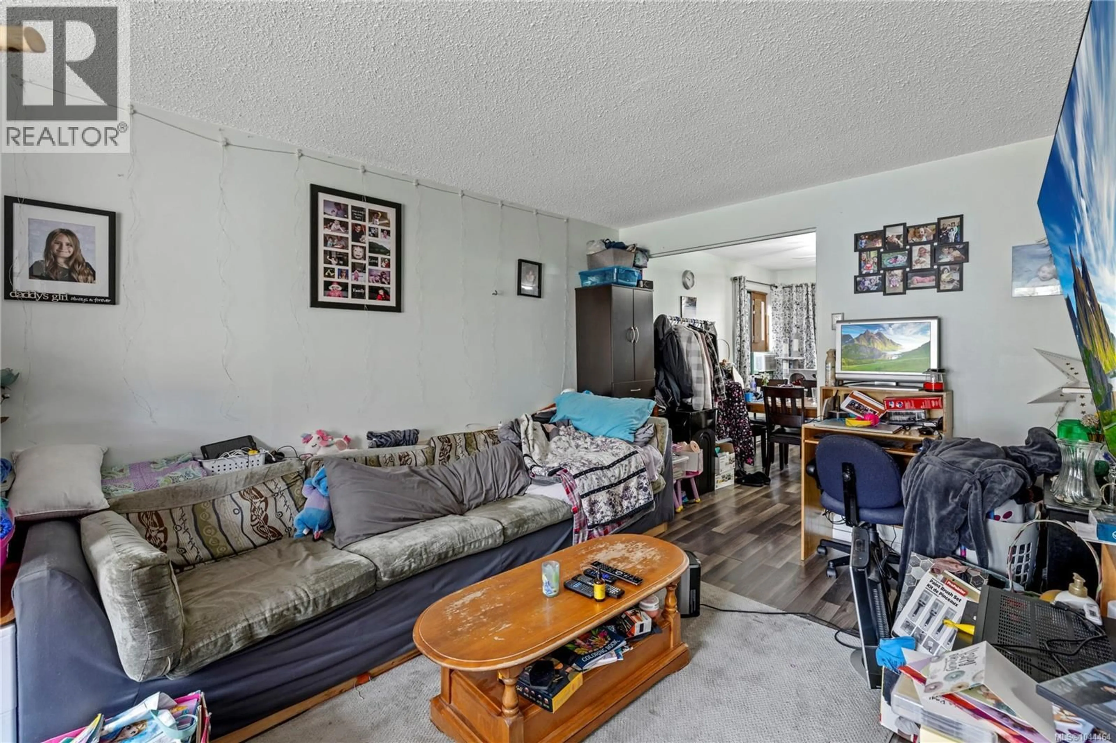 Living room with furniture, unknown for 824 HOLLY HILL ROAD, Nanaimo British Columbia V9R5T1