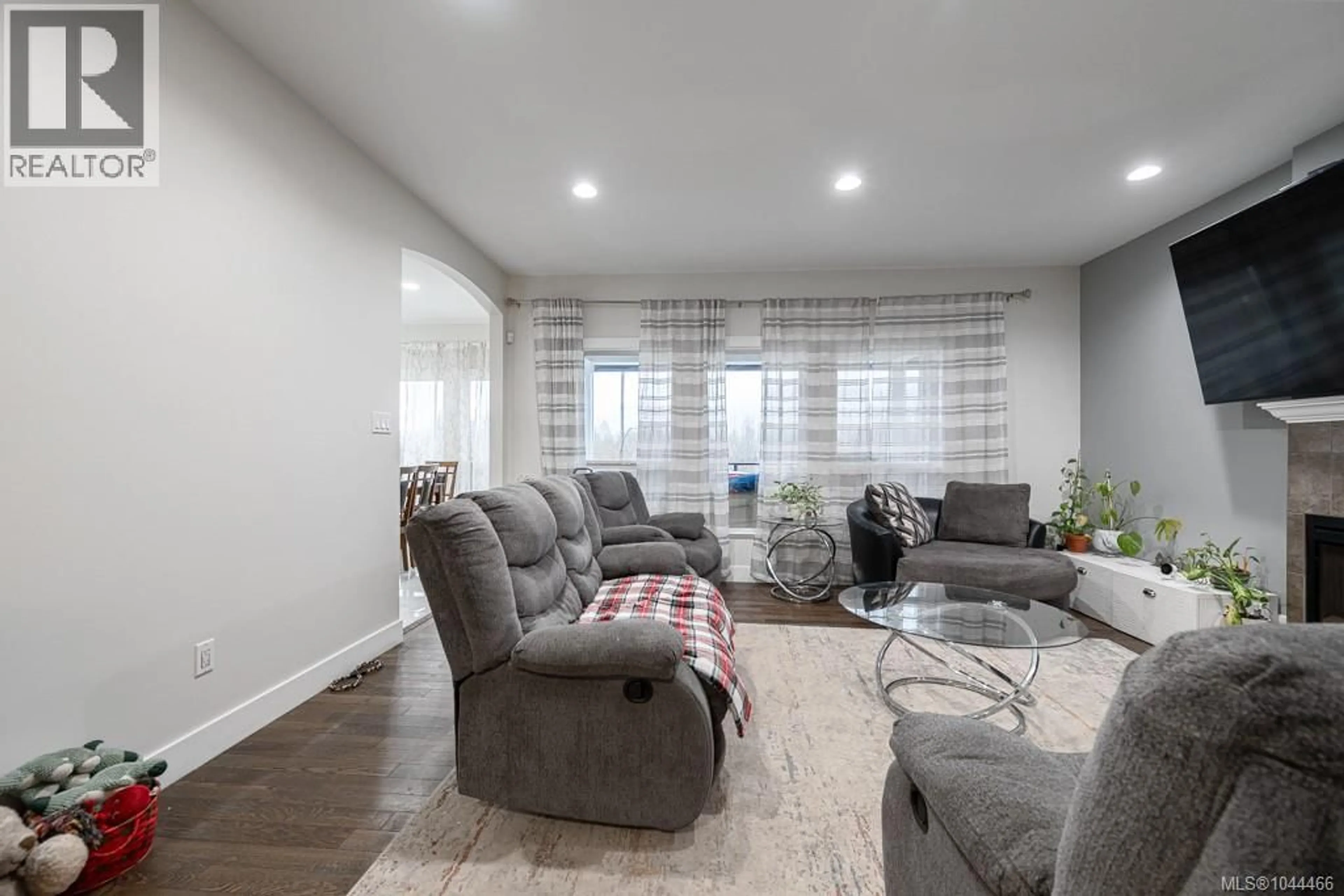 Living room with furniture, unknown for 497 POETS TRAIL DRIVE, Nanaimo British Columbia V9R7C5