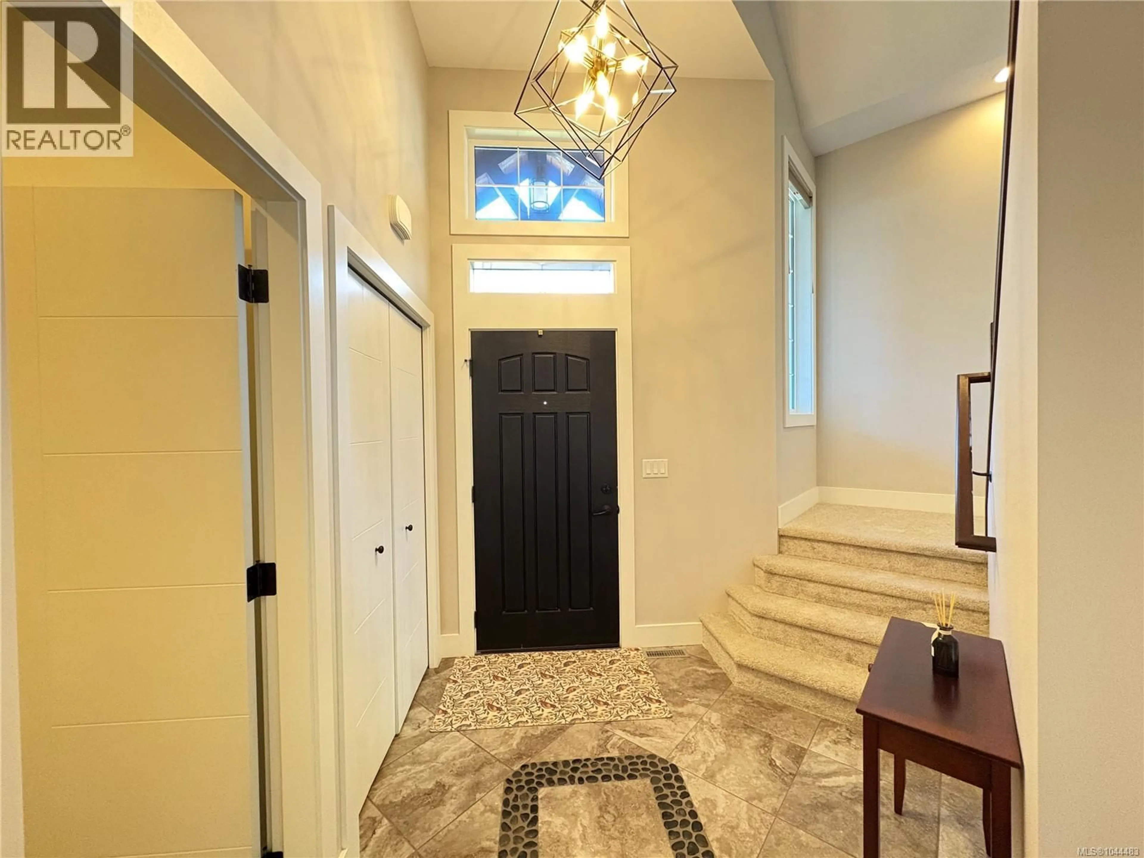 Indoor foyer for 101 - 6201 LEXINGTON PLACE, Nanaimo British Columbia V9V0A6