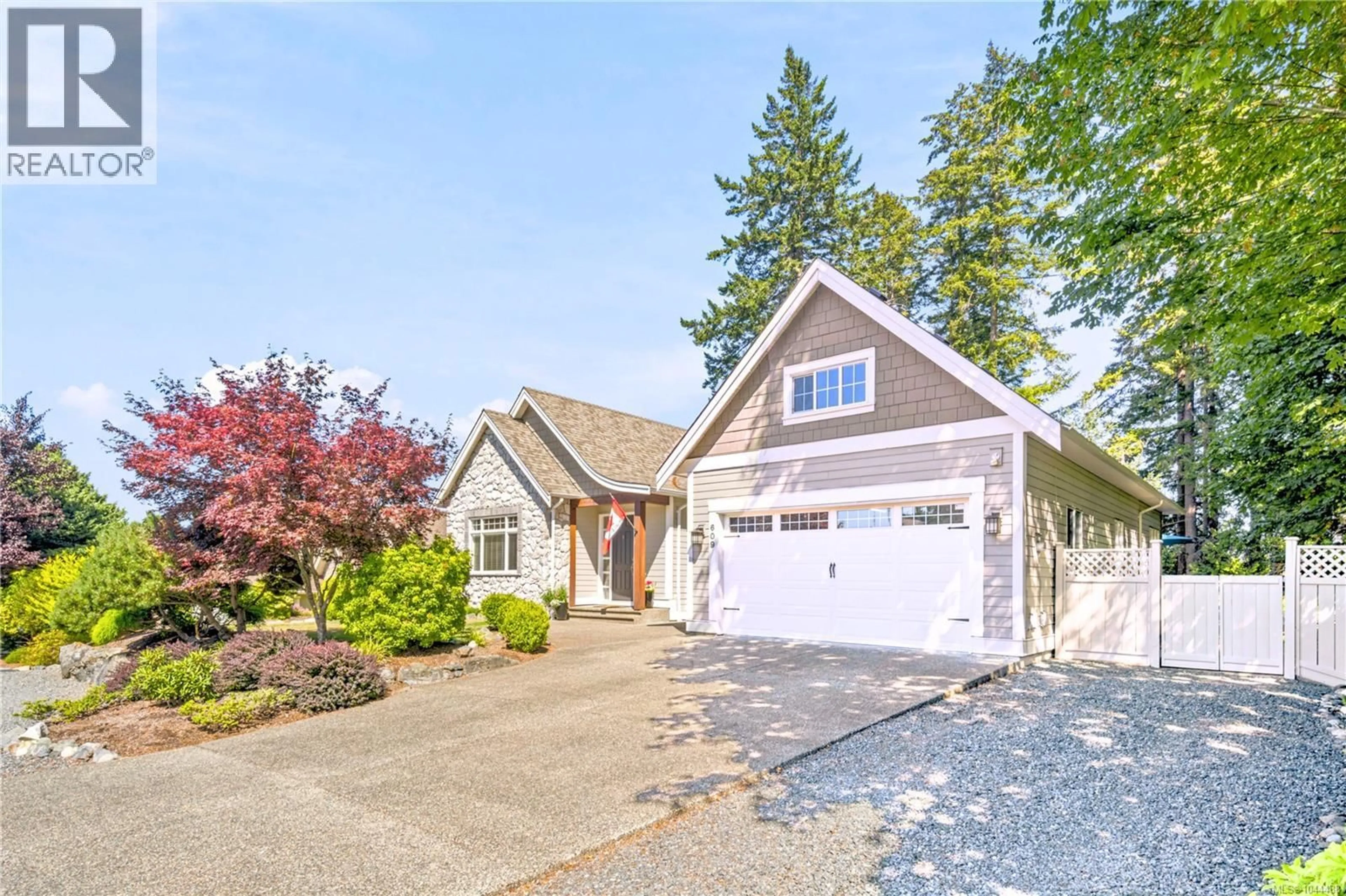 Home with vinyl exterior material, street for 609 MEADOW DRIVE, Qualicum Beach British Columbia V9K2T2