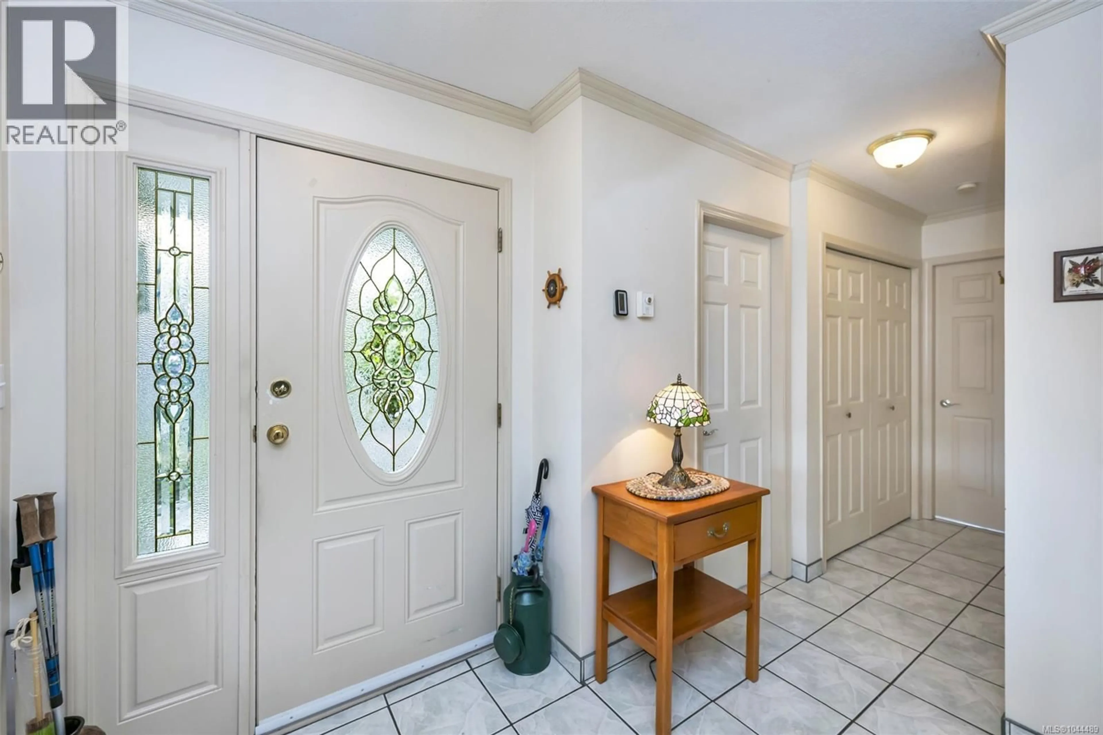 Indoor entryway for 1 - 10001 FIFTH STREET, Sidney British Columbia V8L2X8
