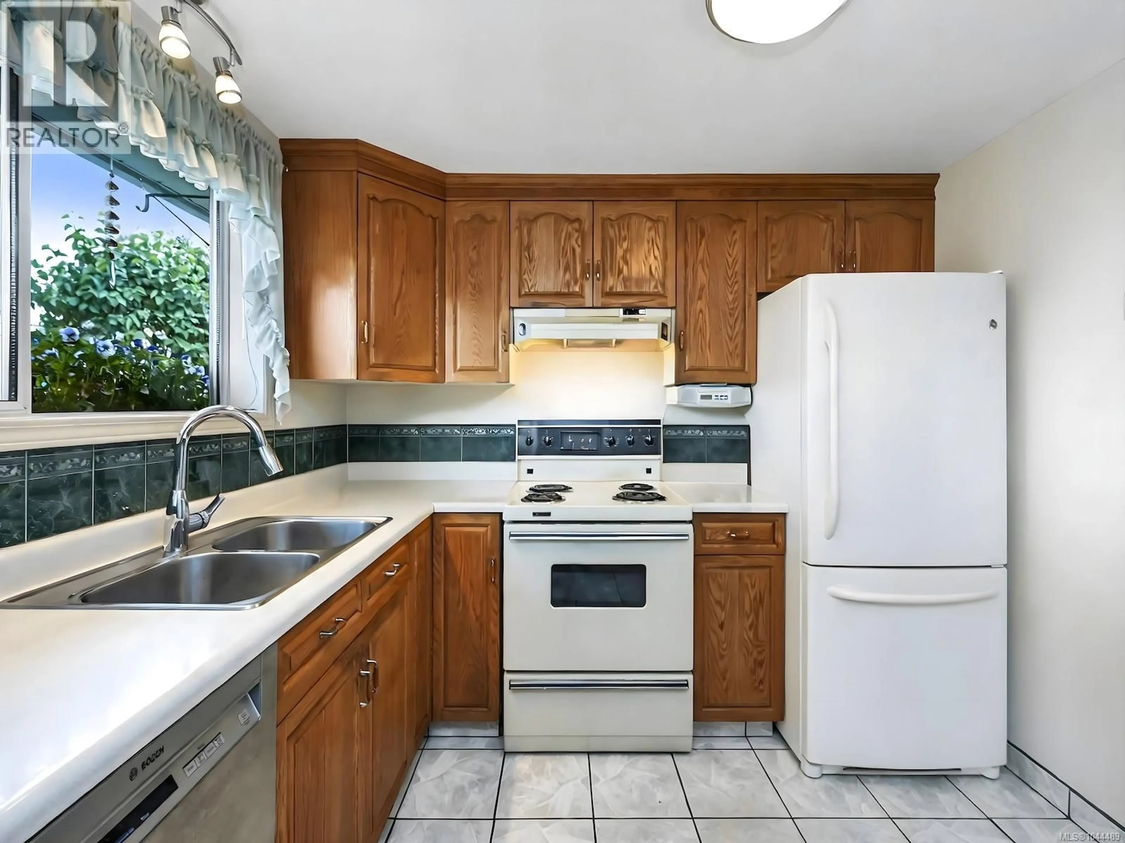 Standard kitchen, ceramic/tile floor for 1 - 10001 FIFTH STREET, Sidney British Columbia V8L2X8