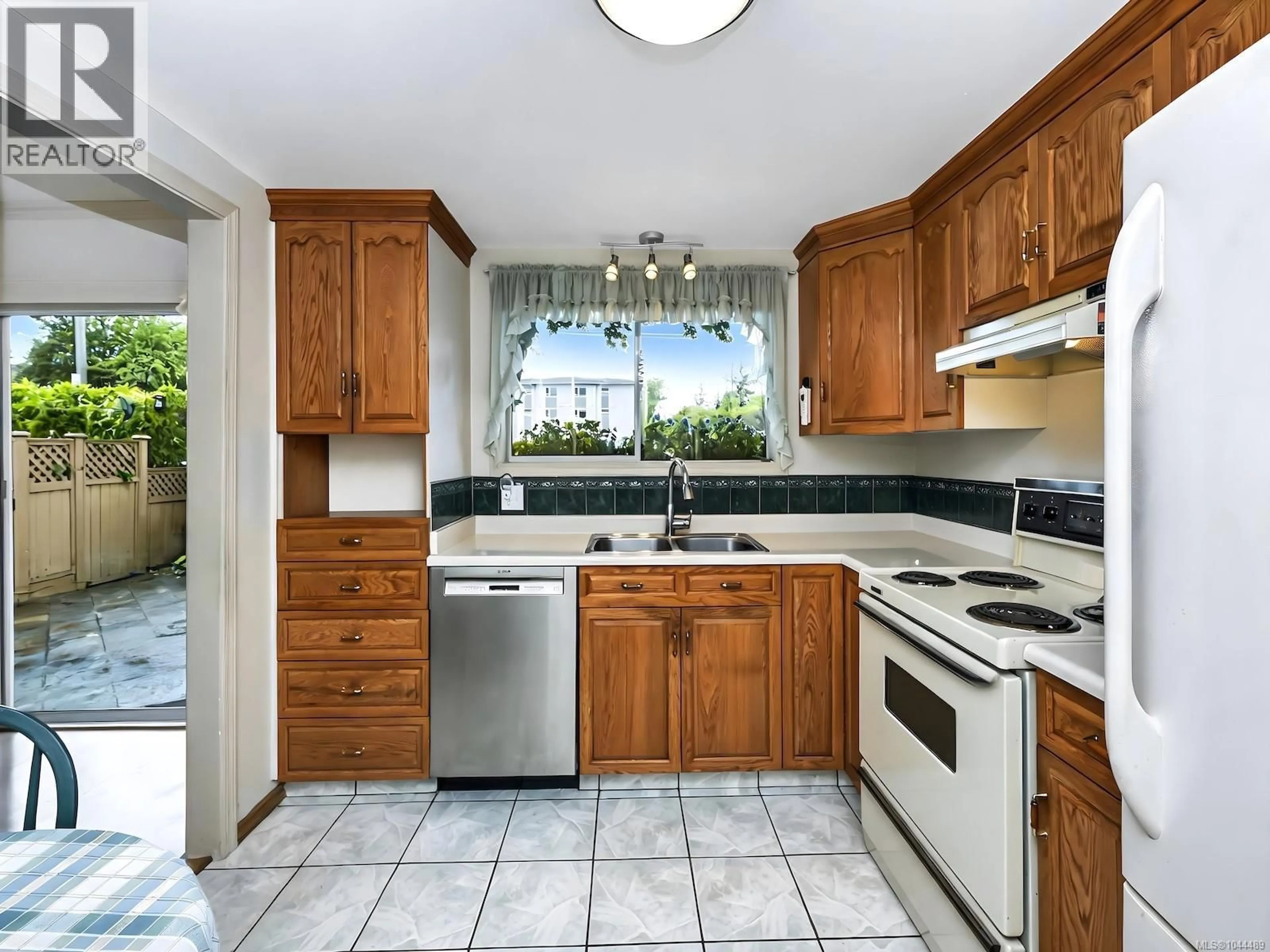Standard kitchen, ceramic/tile floor for 1 - 10001 FIFTH STREET, Sidney British Columbia V8L2X8