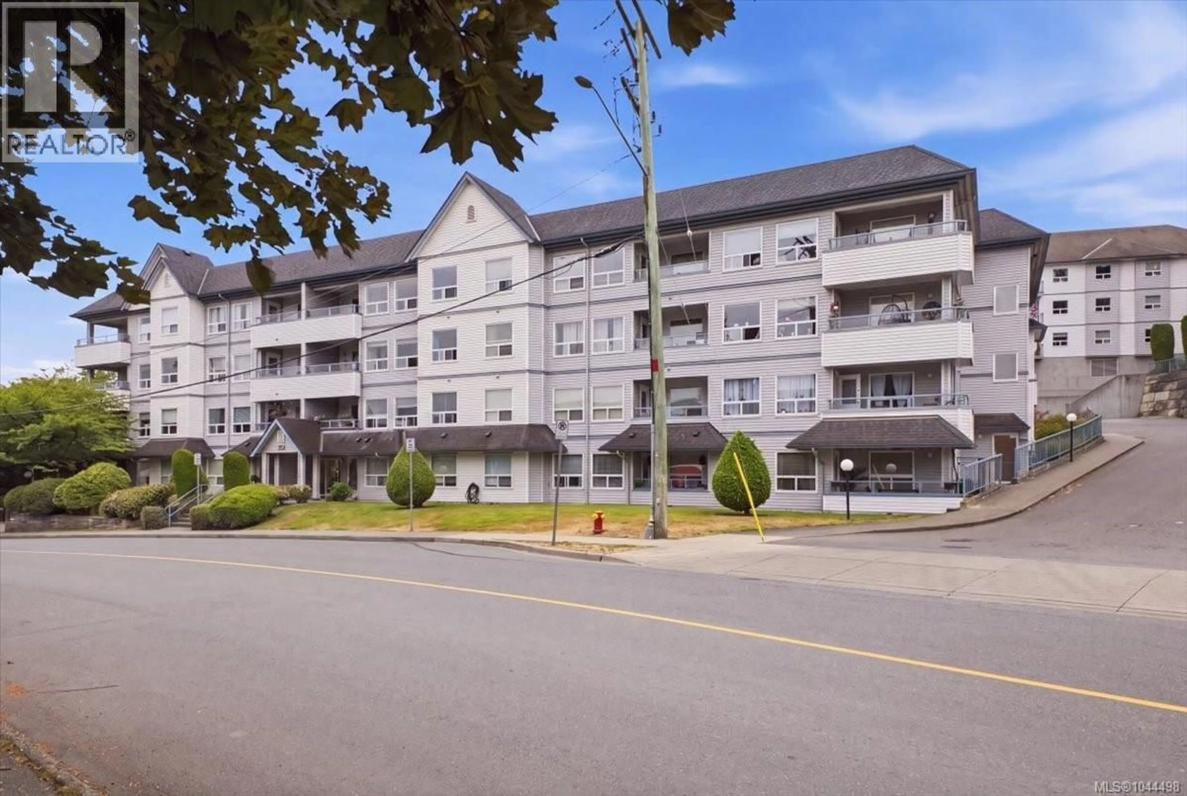 Patio, building for 307 - 1631 DUFFERIN CRESCENT, Nanaimo British Columbia V9S5T4