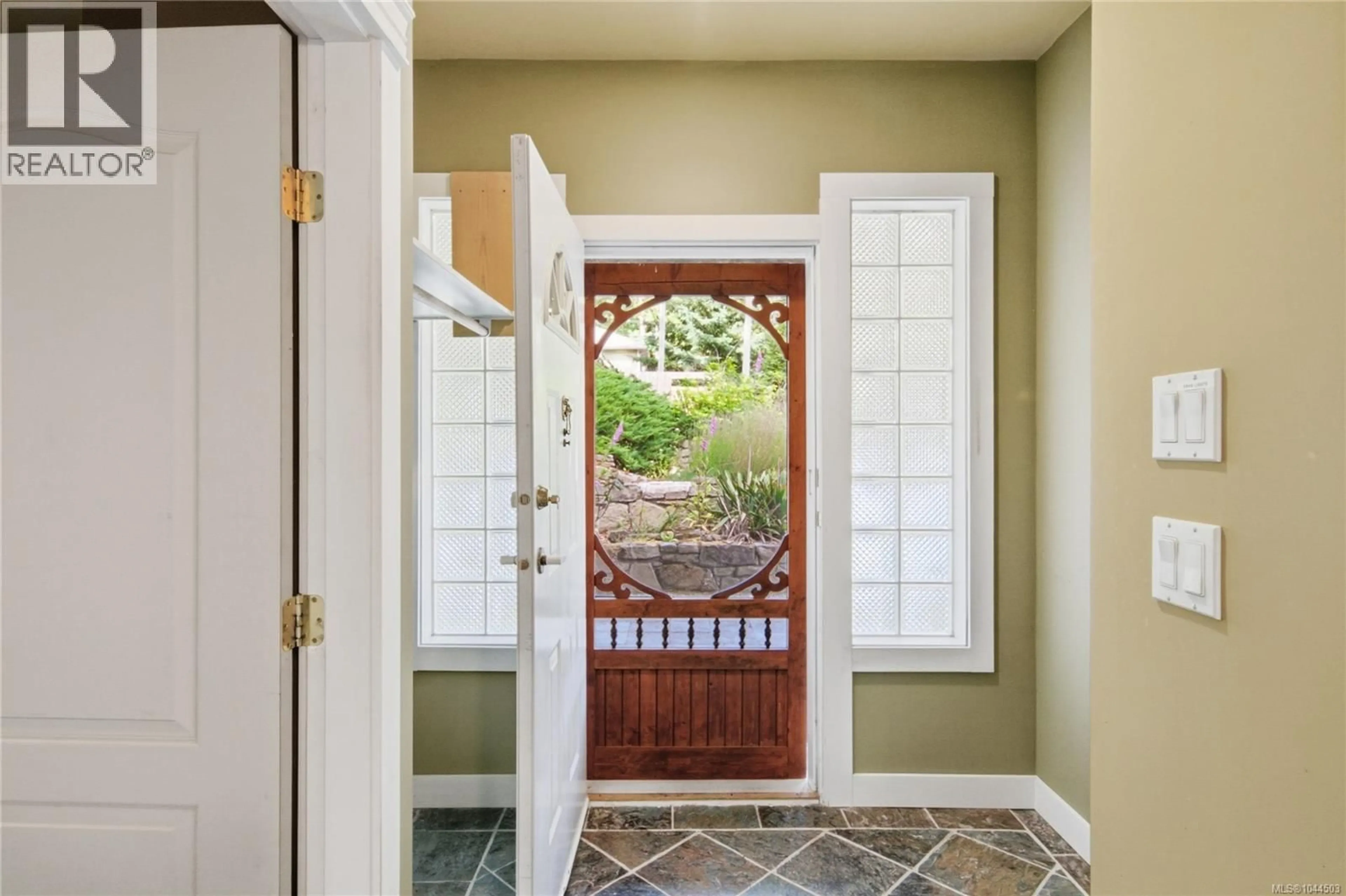 Indoor entryway for 7905 PLUMPER WAY, Pender Island British Columbia V0N2M2