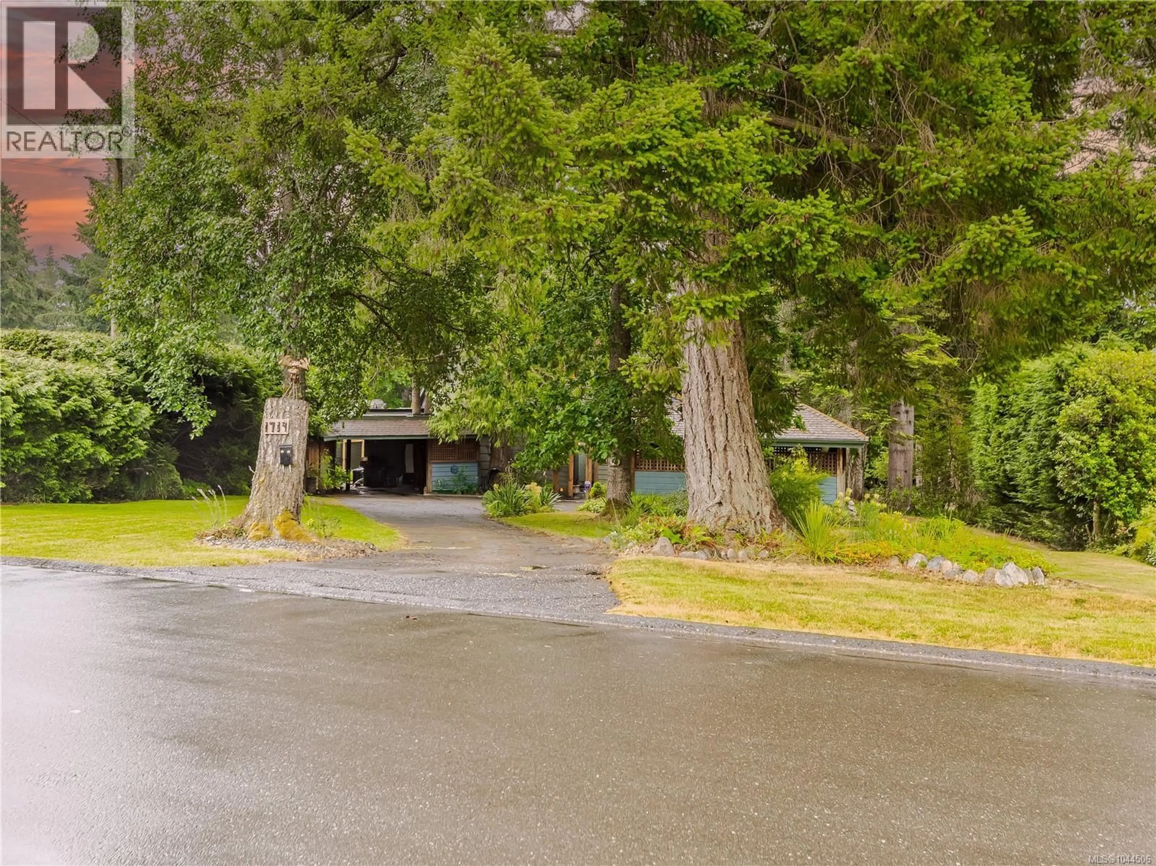 A pic from outside/outdoor area/front of a property/back of a property/a pic from drone, street for 1719 CENTENNIAL AVENUE EAST, Comox British Columbia V9M2W3