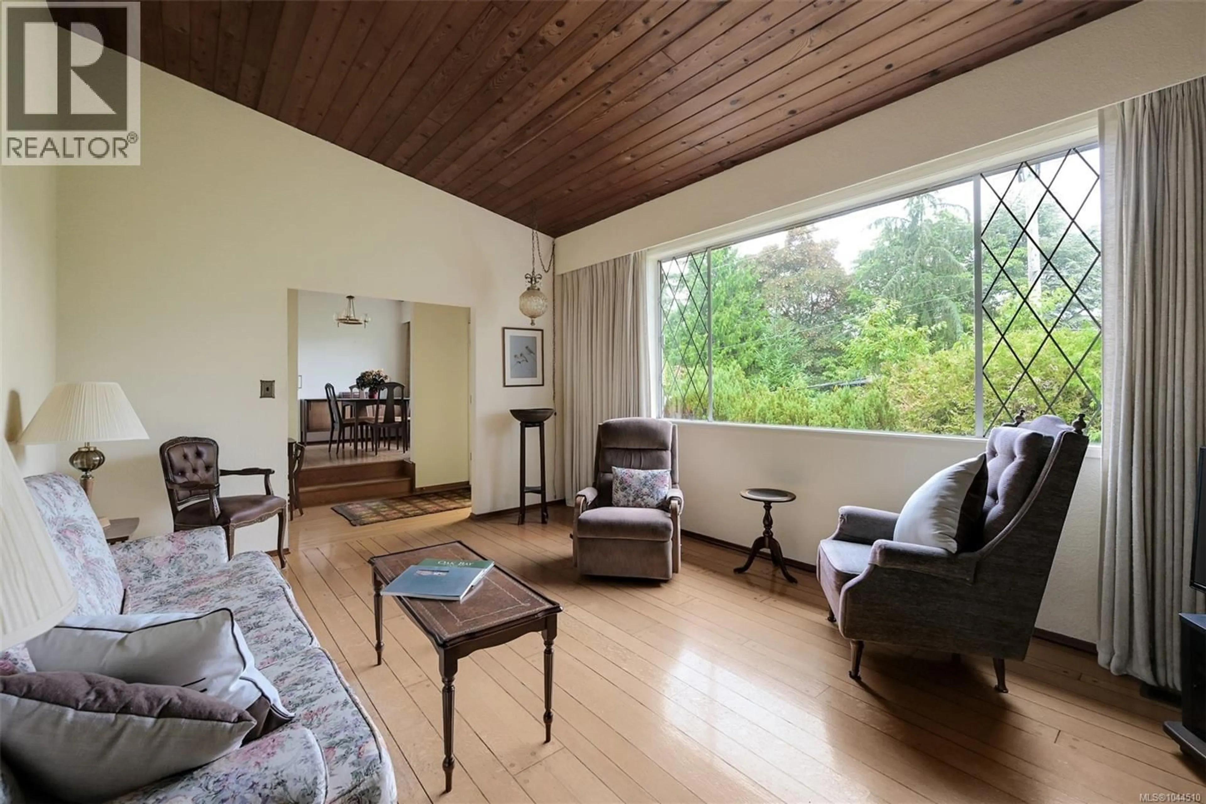 Living room with furniture, wood/laminate floor for 3938 SHORNCLIFFE ROAD, Saanich British Columbia V8P2T6