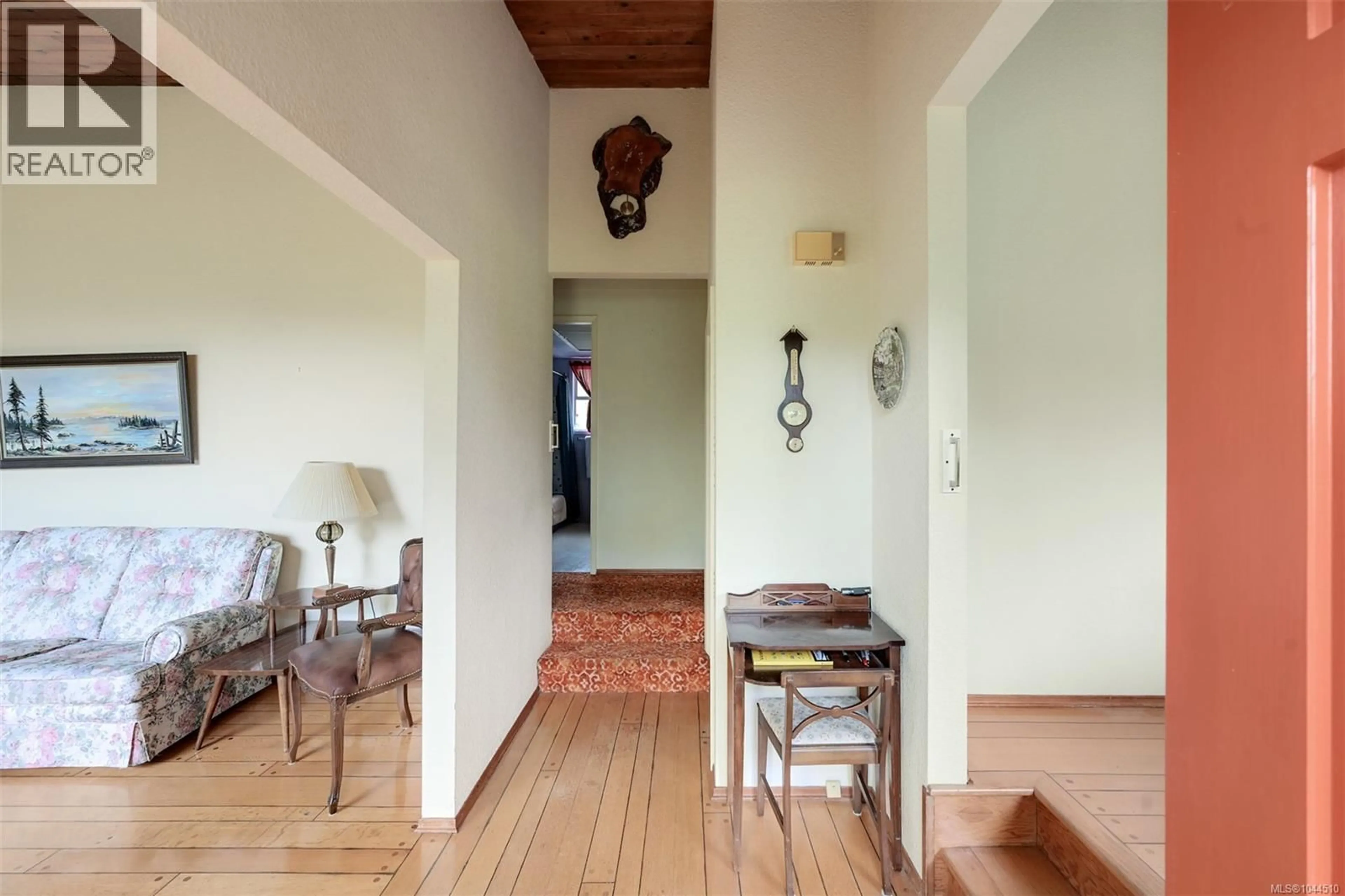Indoor foyer for 3938 SHORNCLIFFE ROAD, Saanich British Columbia V8P2T6
